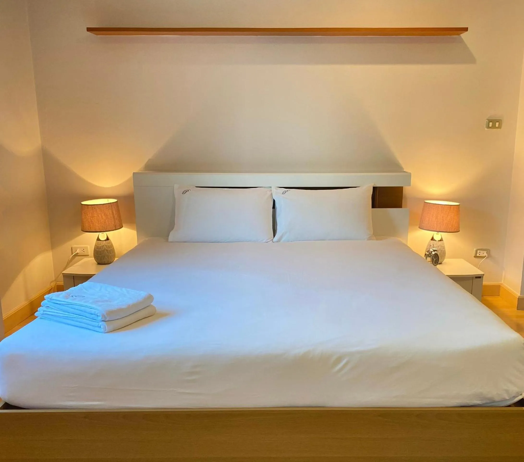 Photo of the whole room, Bed in PACIFIC RESIDENCE 39