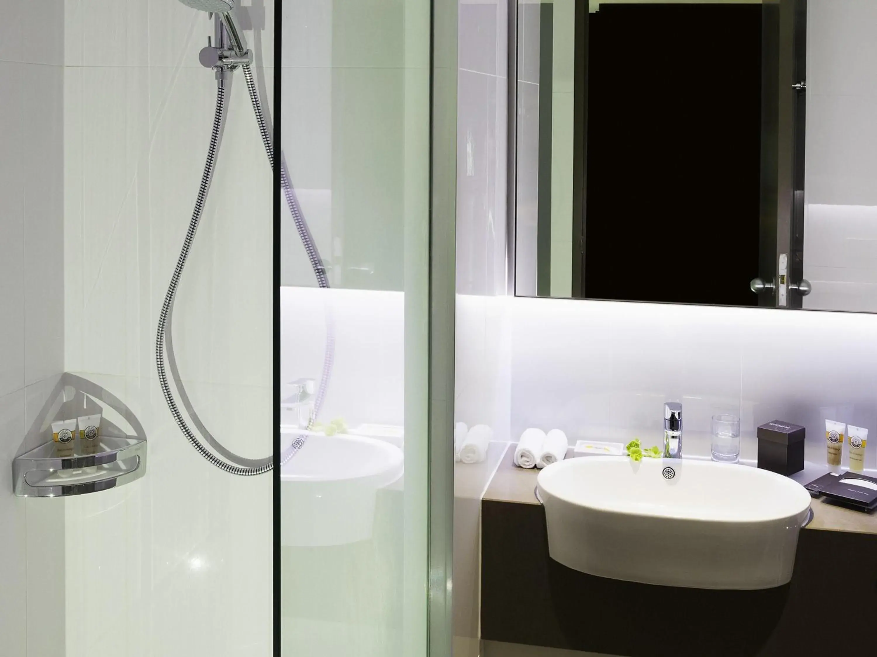 Deluxe King Room - Lake View in Pullman Melbourne Albert Park Deluxe King Room - Lake View in Pullman Melbourne Albert Park