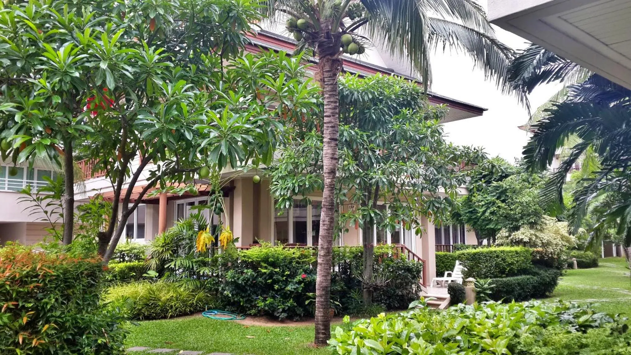 Garden in Baan Talay Samran 4 Bedrooms Villa with Beach and 3 pools