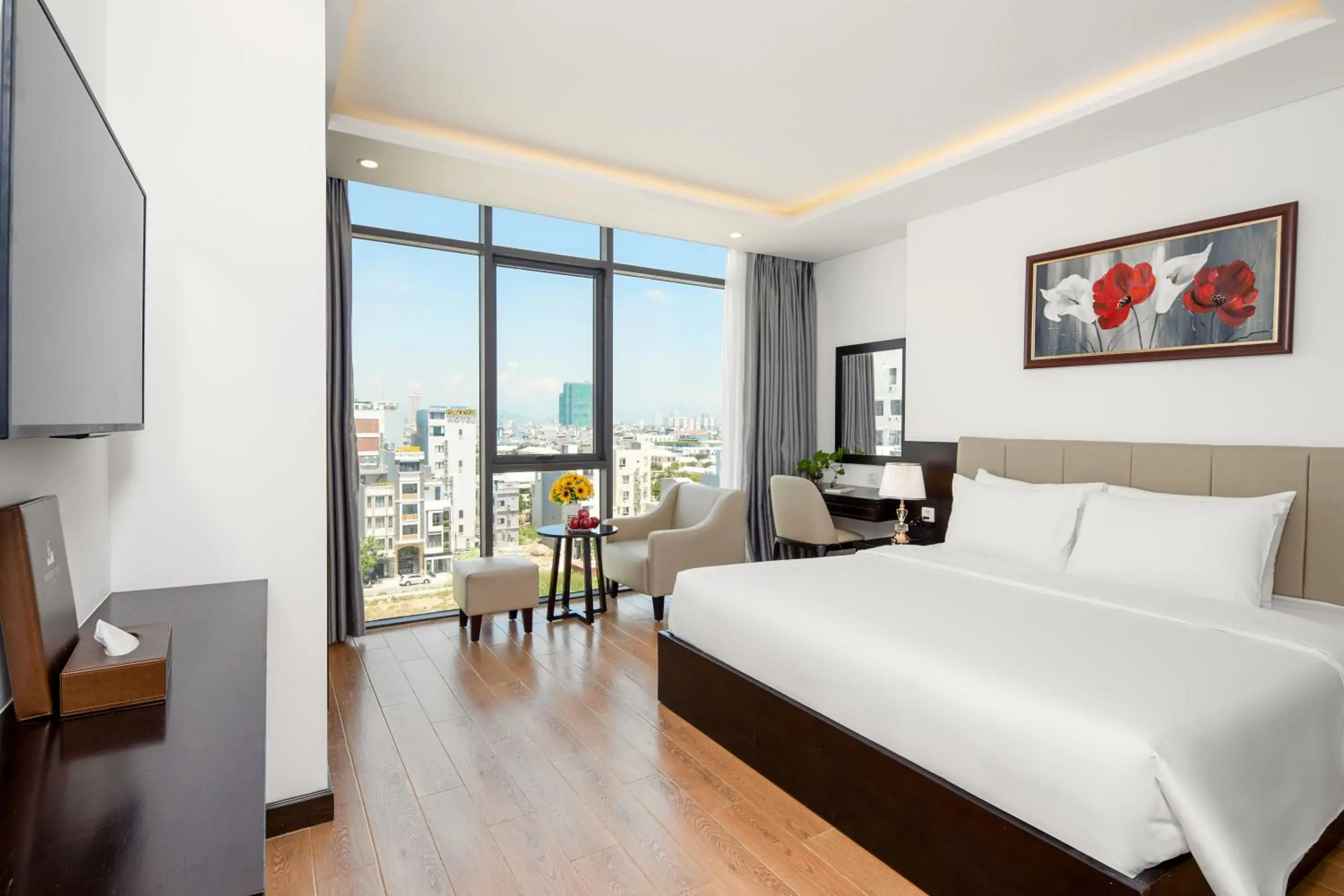 Deluxe King Room with Bathtub and City View in Golden Line Hotel Danang Deluxe King Room with Bathtub and City View in Golden Line Hotel Danang