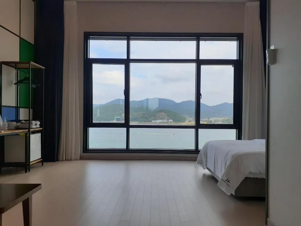 Bed in Tongyeong Bridge Hotel