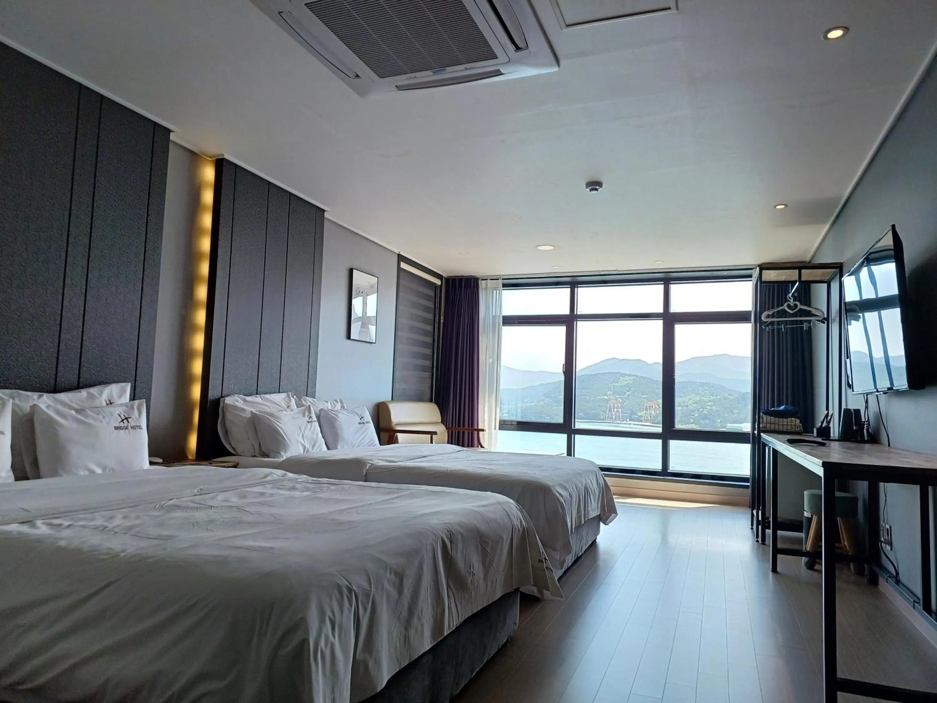 Bed in Tongyeong Bridge Hotel