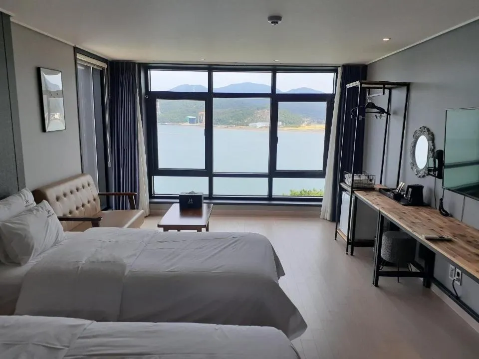 Bed in Tongyeong Bridge Hotel