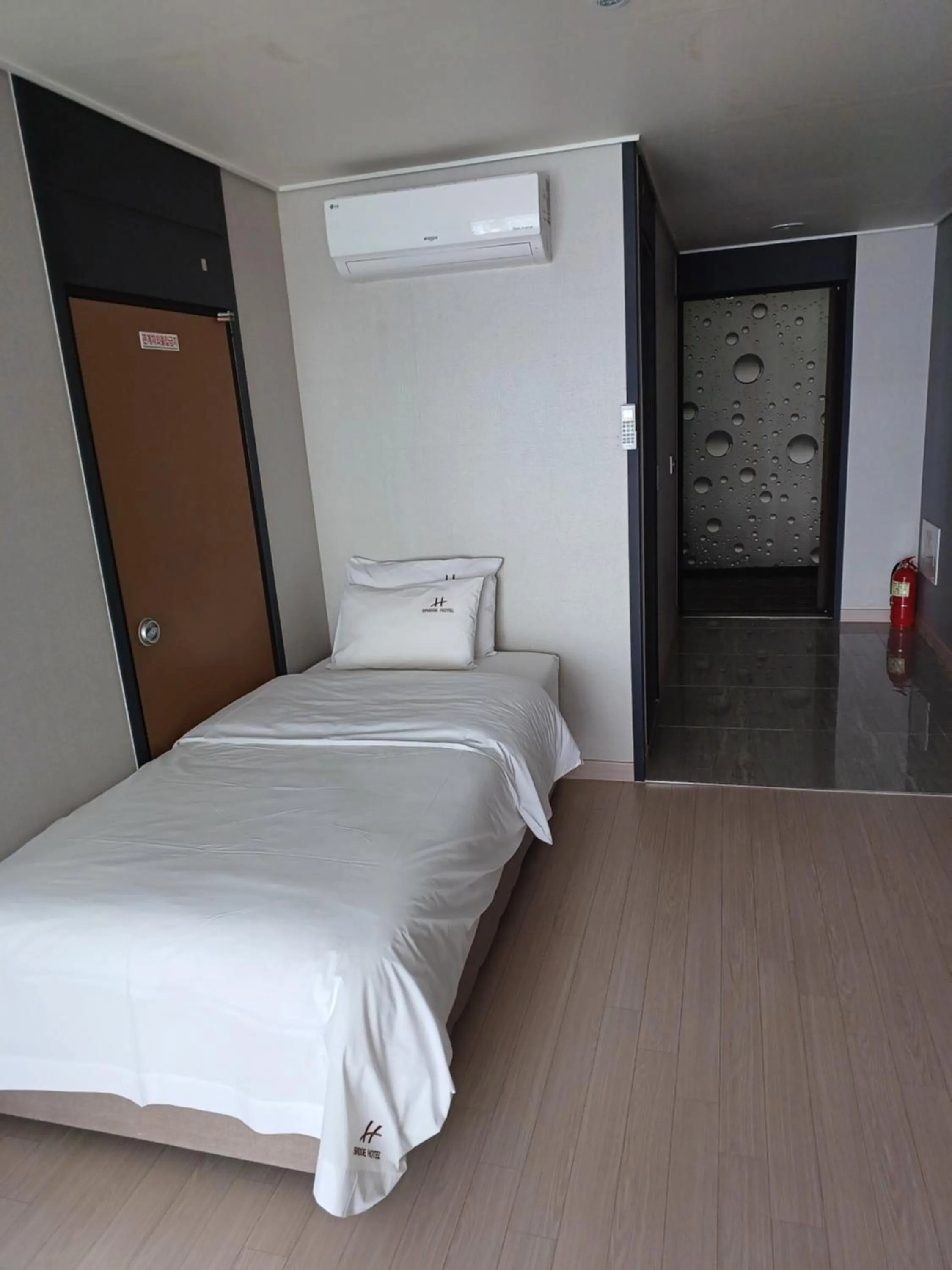 Bed in Tongyeong Bridge Hotel
