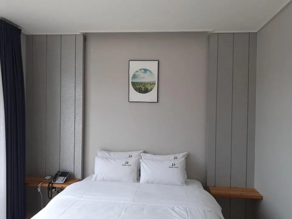 Bed in Tongyeong Bridge Hotel