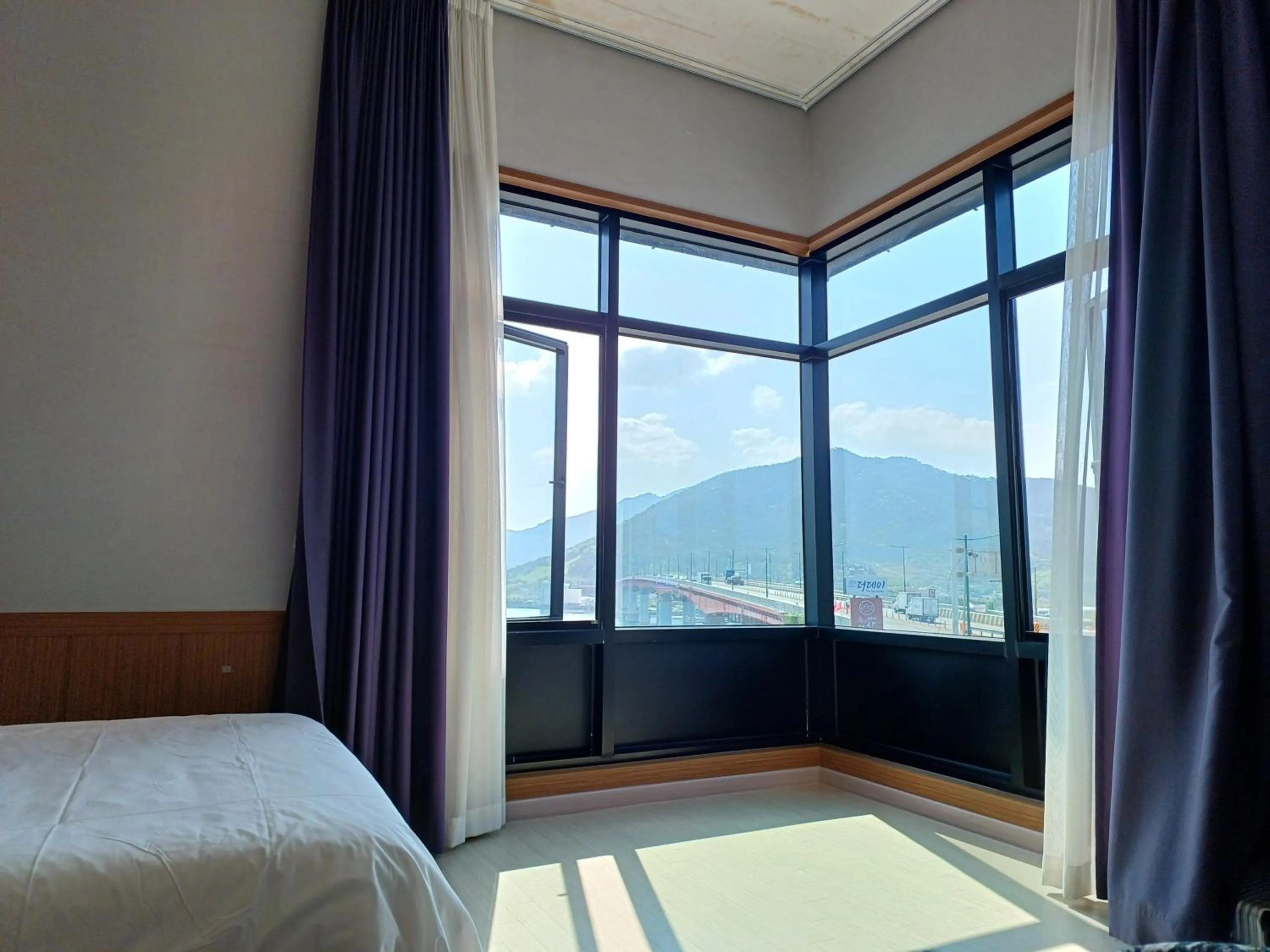 Bed in Tongyeong Bridge Hotel