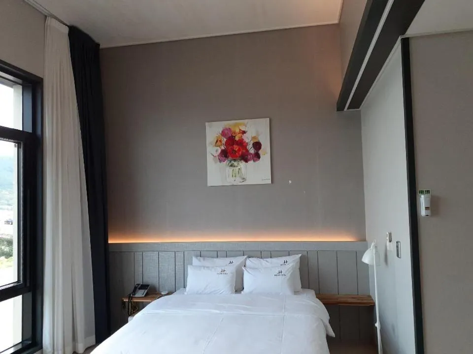 Bed in Tongyeong Bridge Hotel
