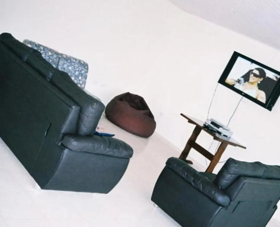 Communal lounge/ TV room in Hotel Portal de Barequeçaba