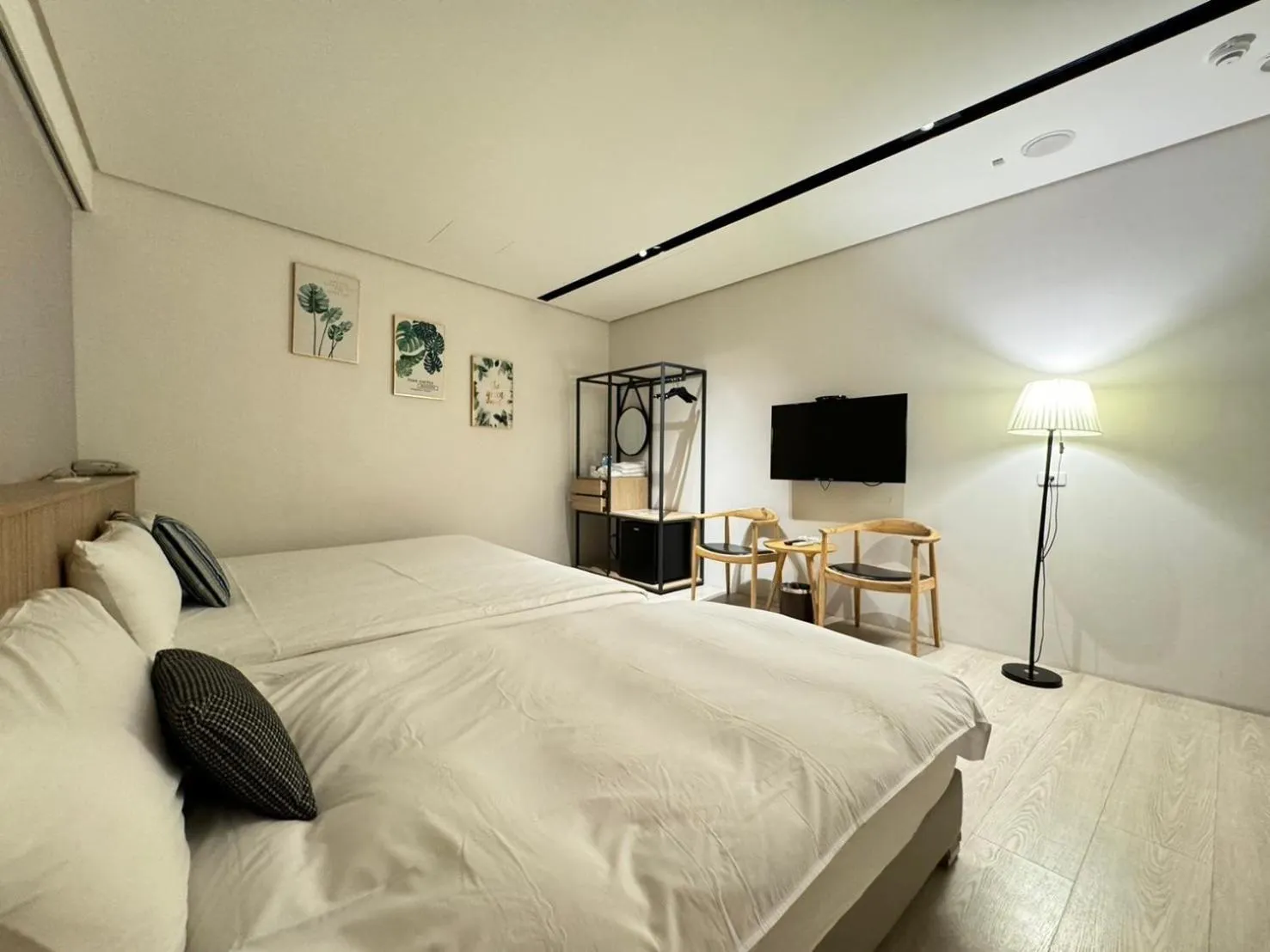 Property building, Bed in Feng-Chi Inn