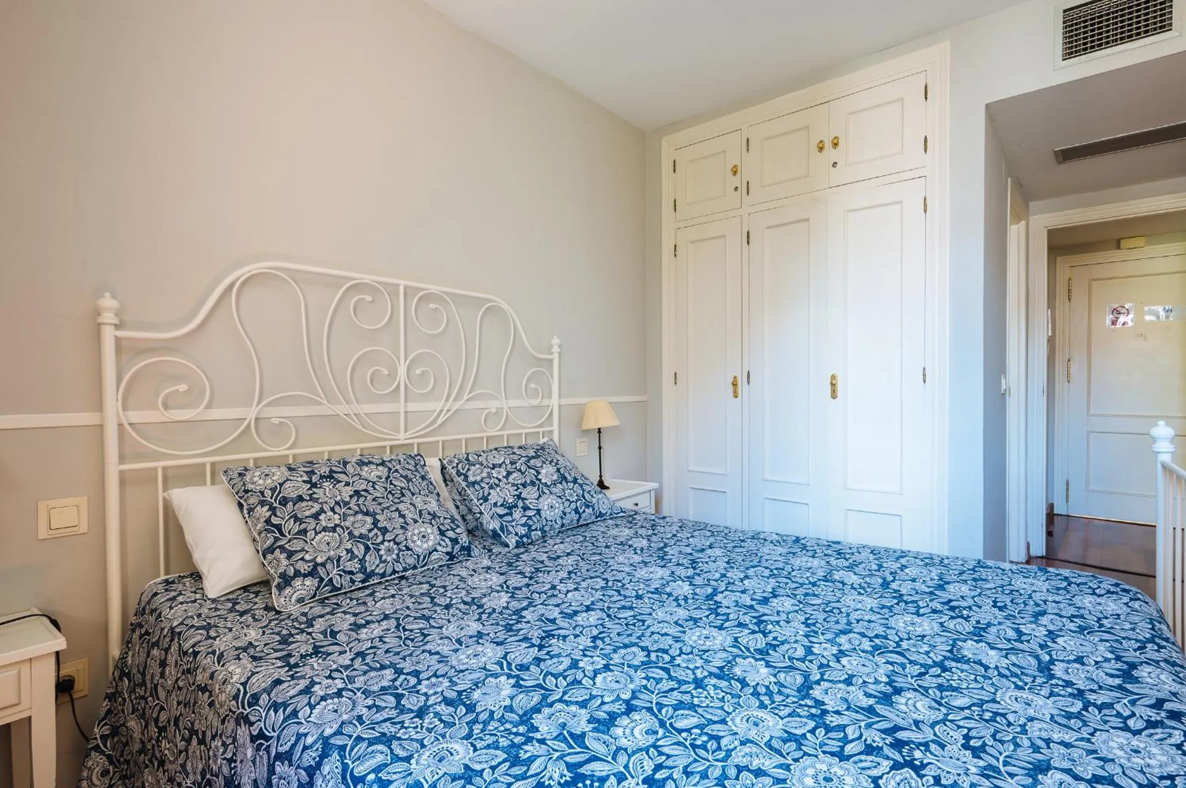 Bedroom, Bed in Vidrio 36