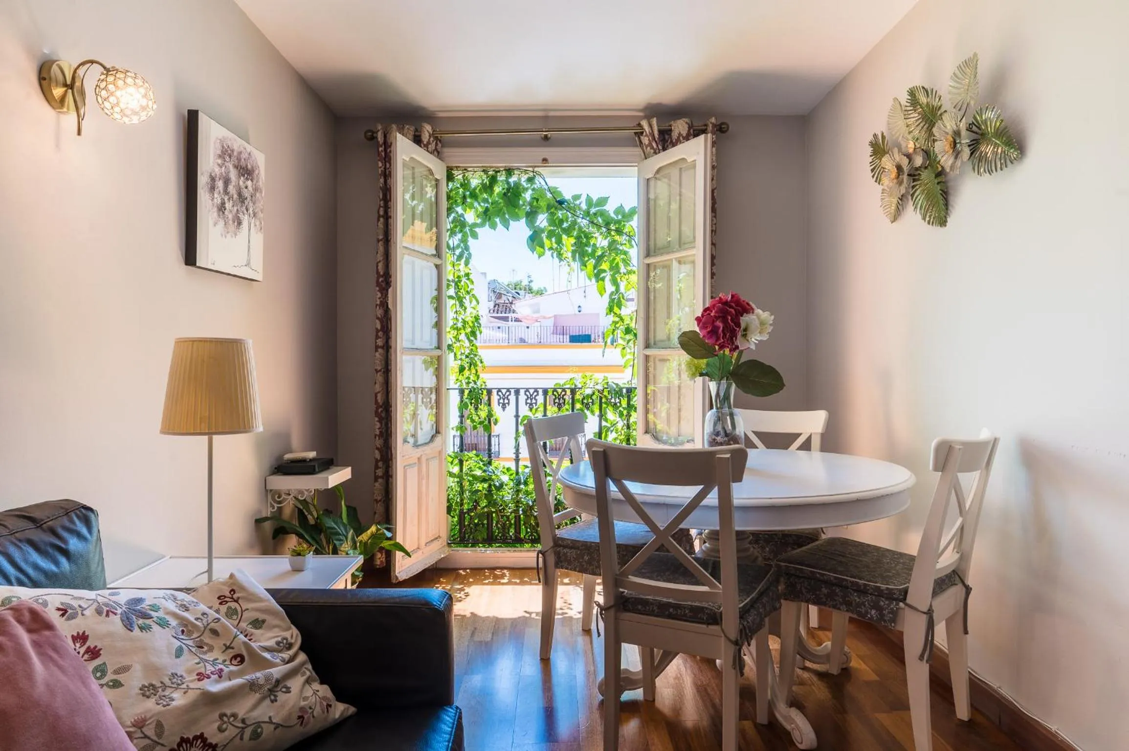 Dining area in Vidrio 36