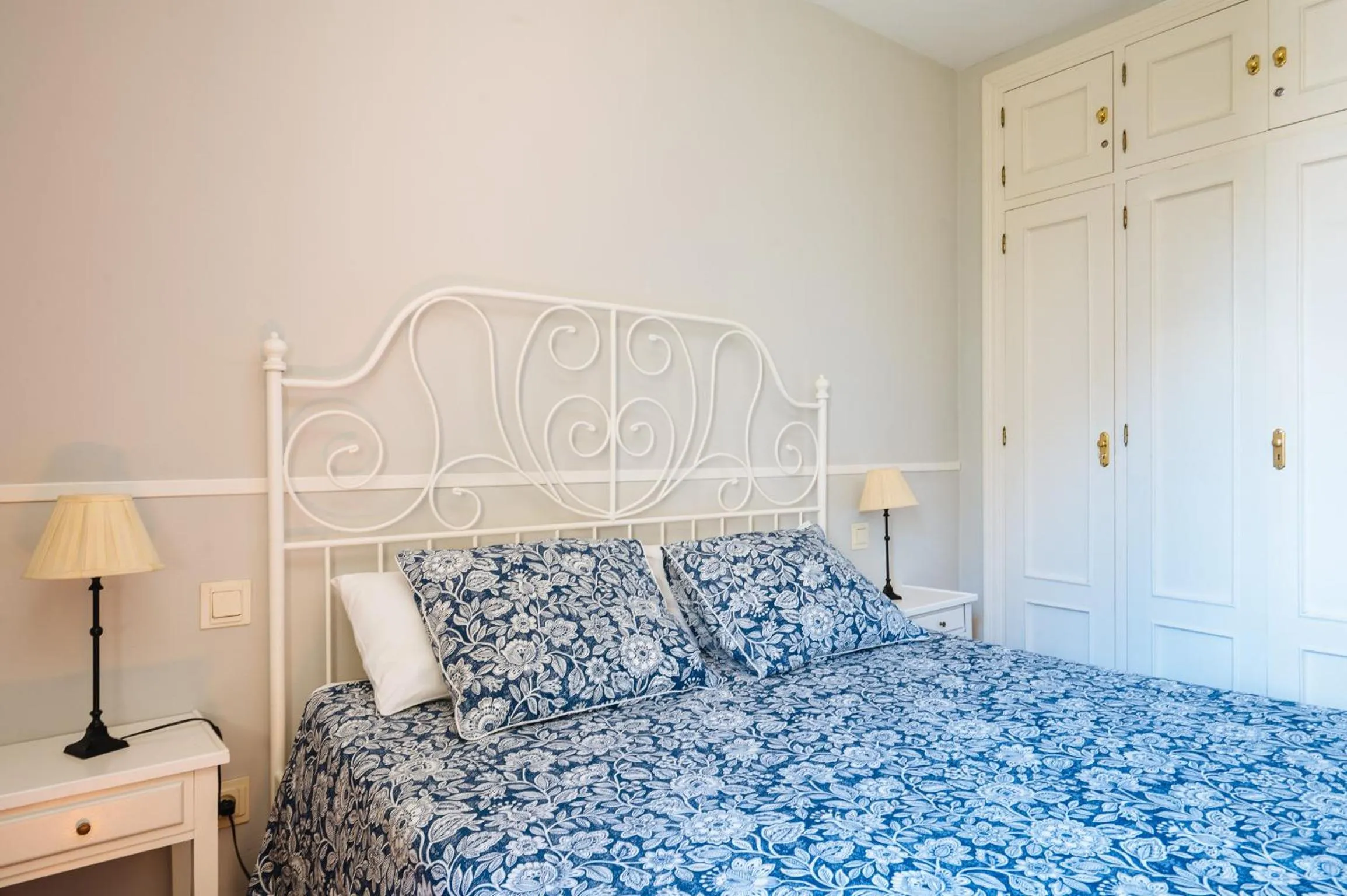 Bedroom, Bed in Vidrio 36