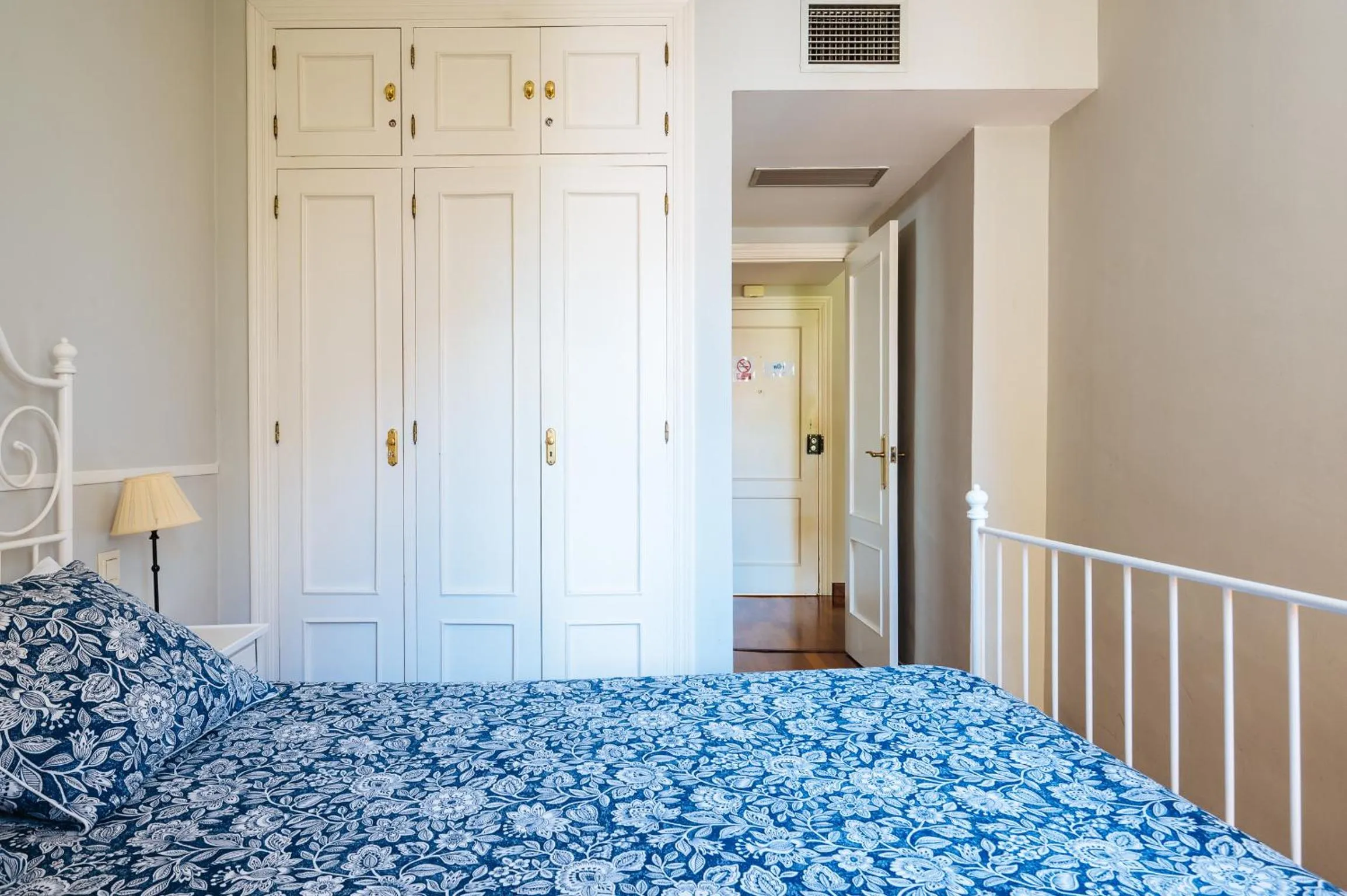 Bedroom, Bed in Vidrio 36