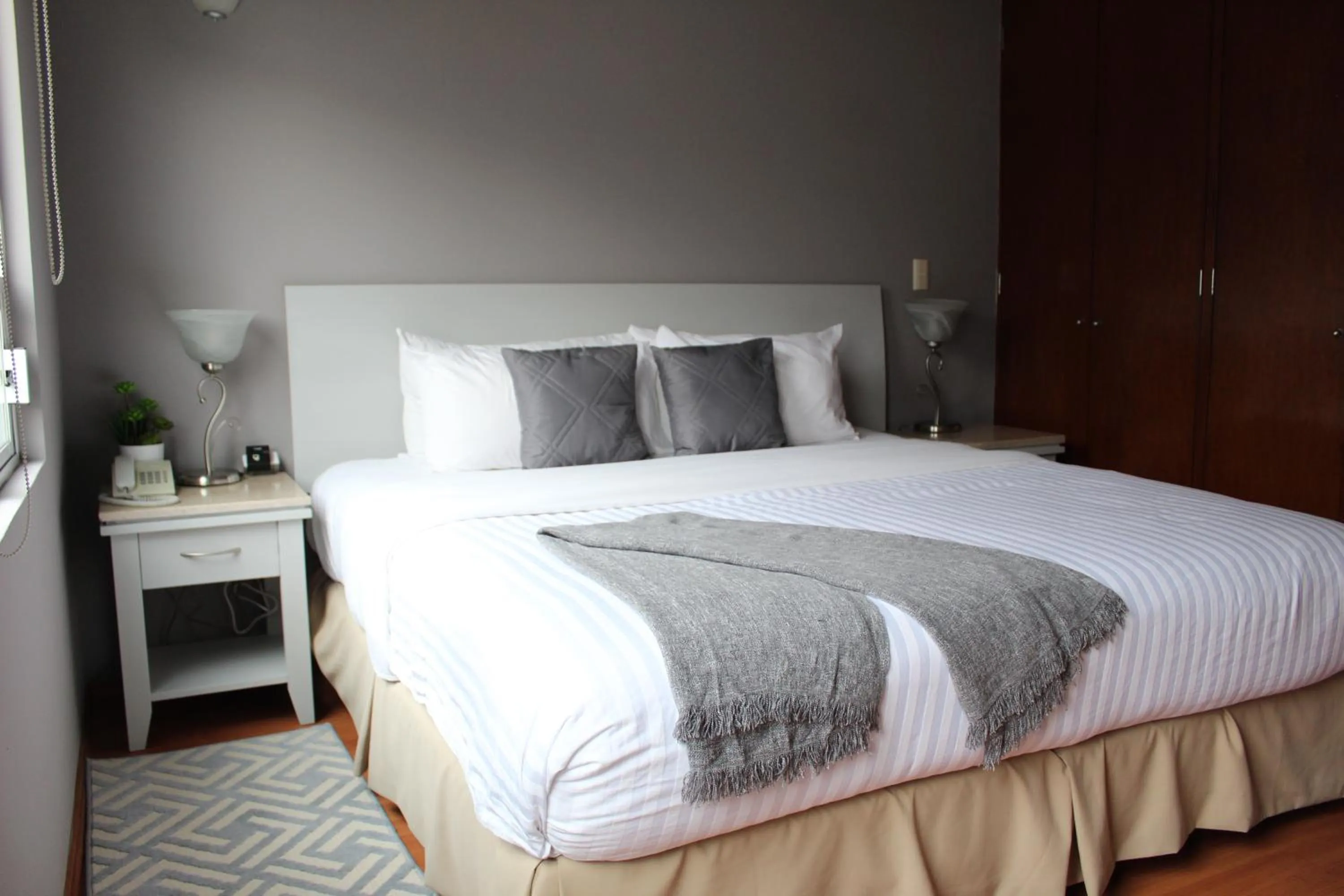 Photo of the whole room, Bed in Residence L´ Heritage Hipólito Taine by BlueBay