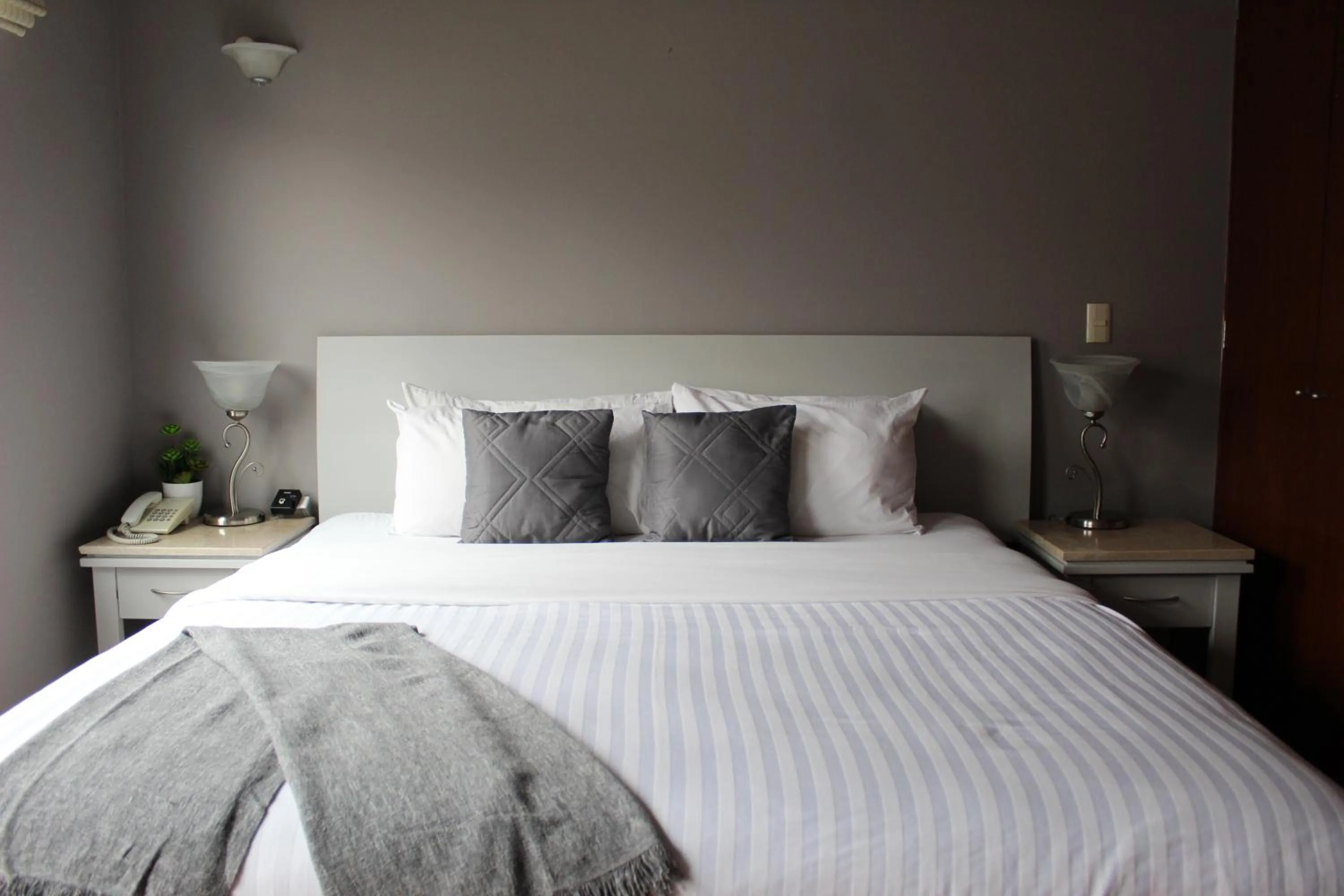 Photo of the whole room, Bed in Residence L´ Heritage Hipólito Taine by BlueBay