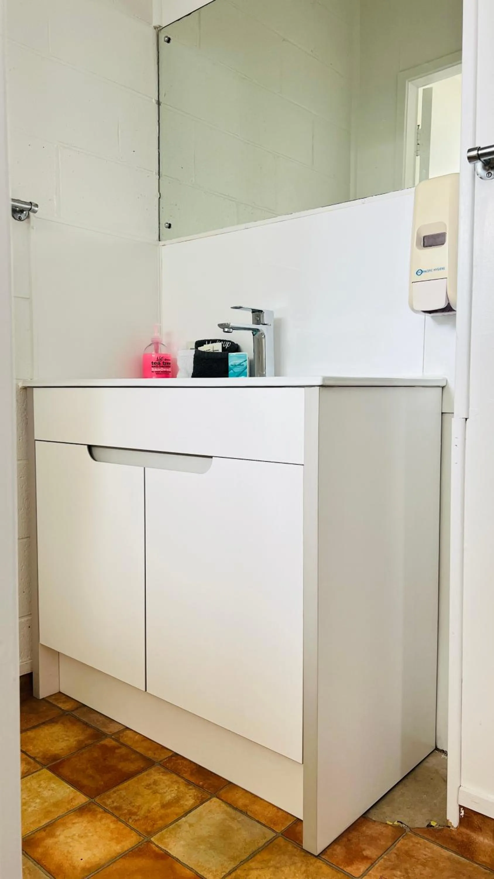 Bathroom in 18th Avenue Thermal Motel