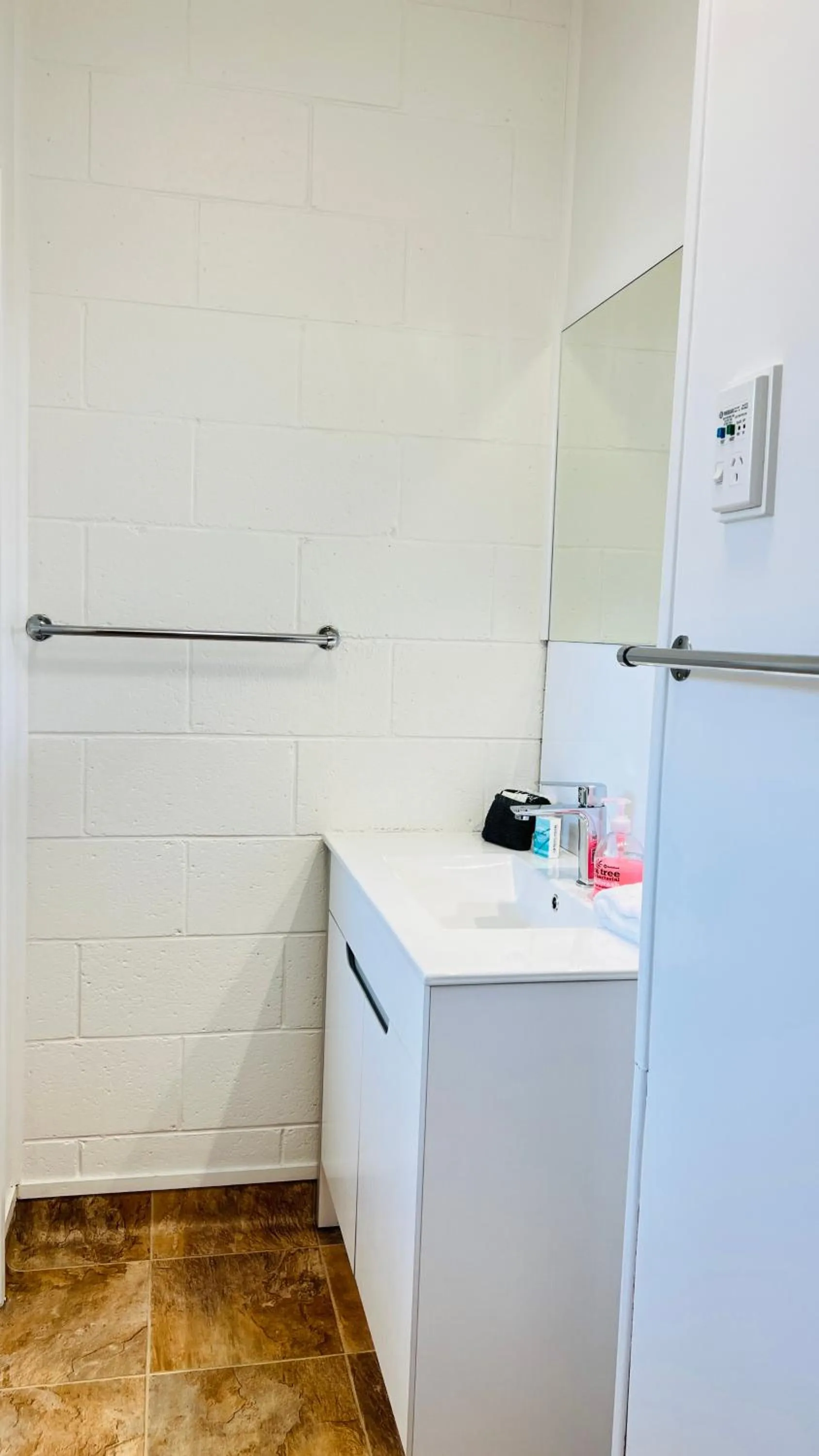 Bathroom in 18th Avenue Thermal Motel