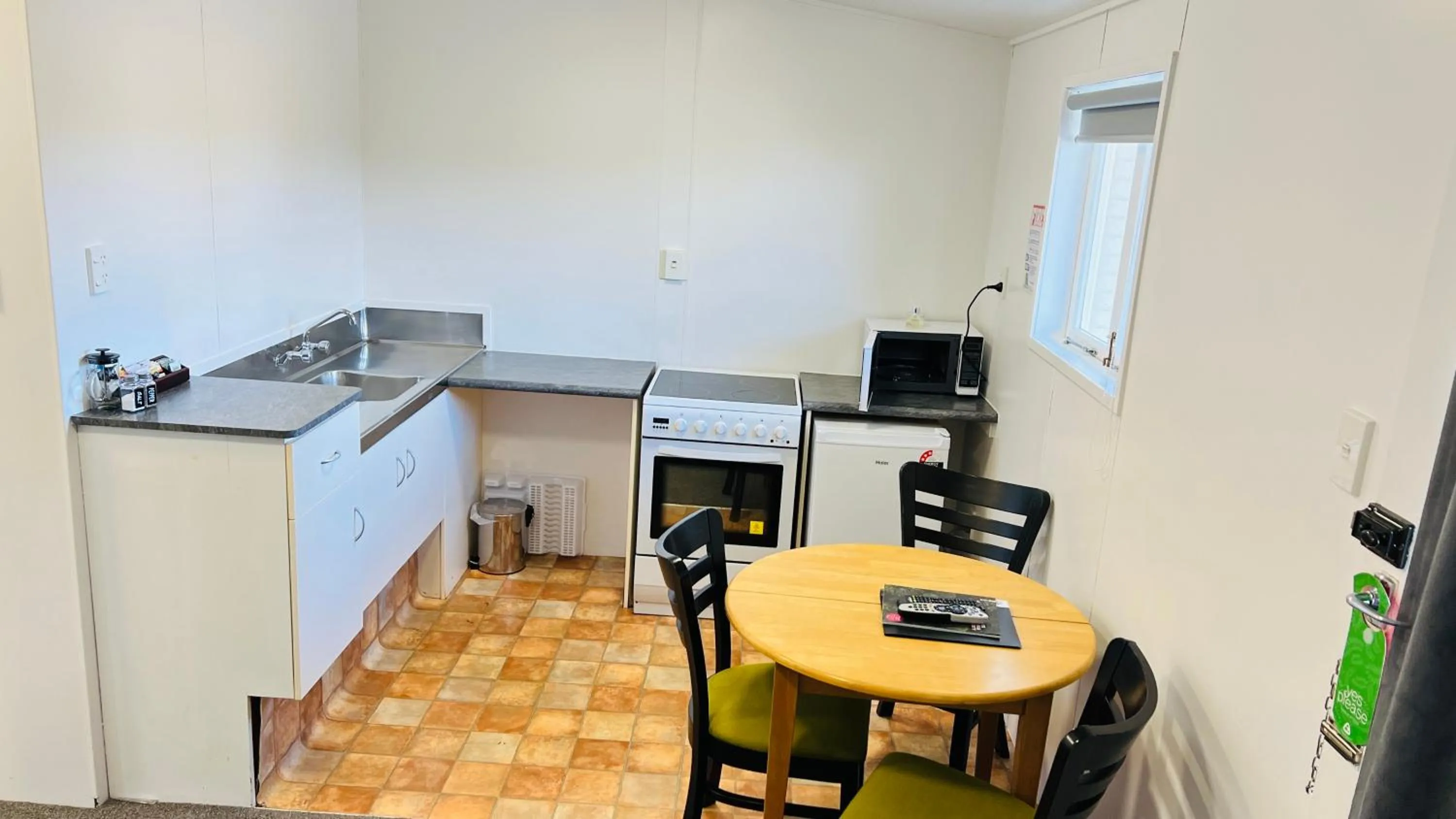 Kitchen or kitchenette in 18th Avenue Thermal Motel