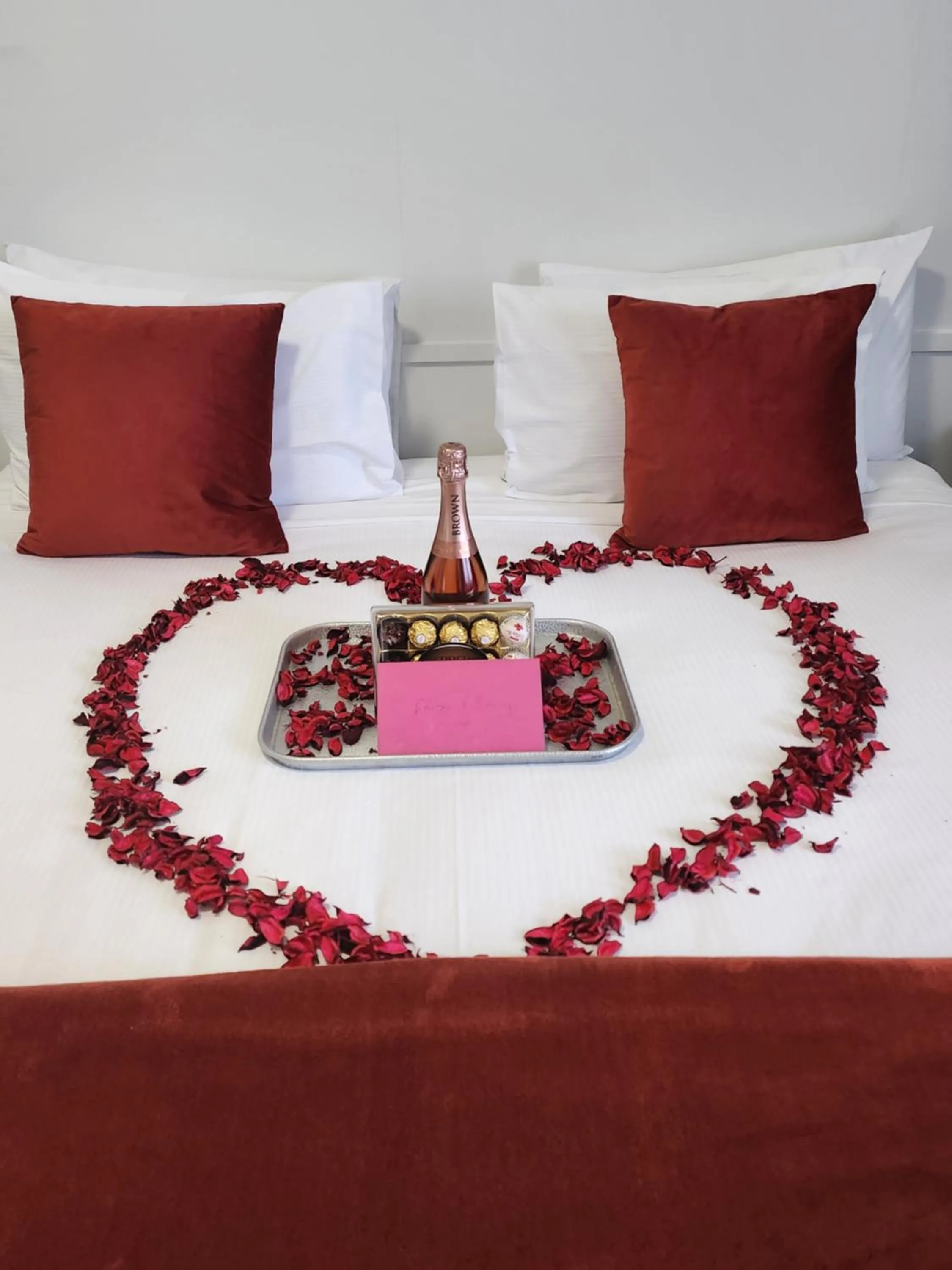 Bed in 18th Avenue Thermal Motel