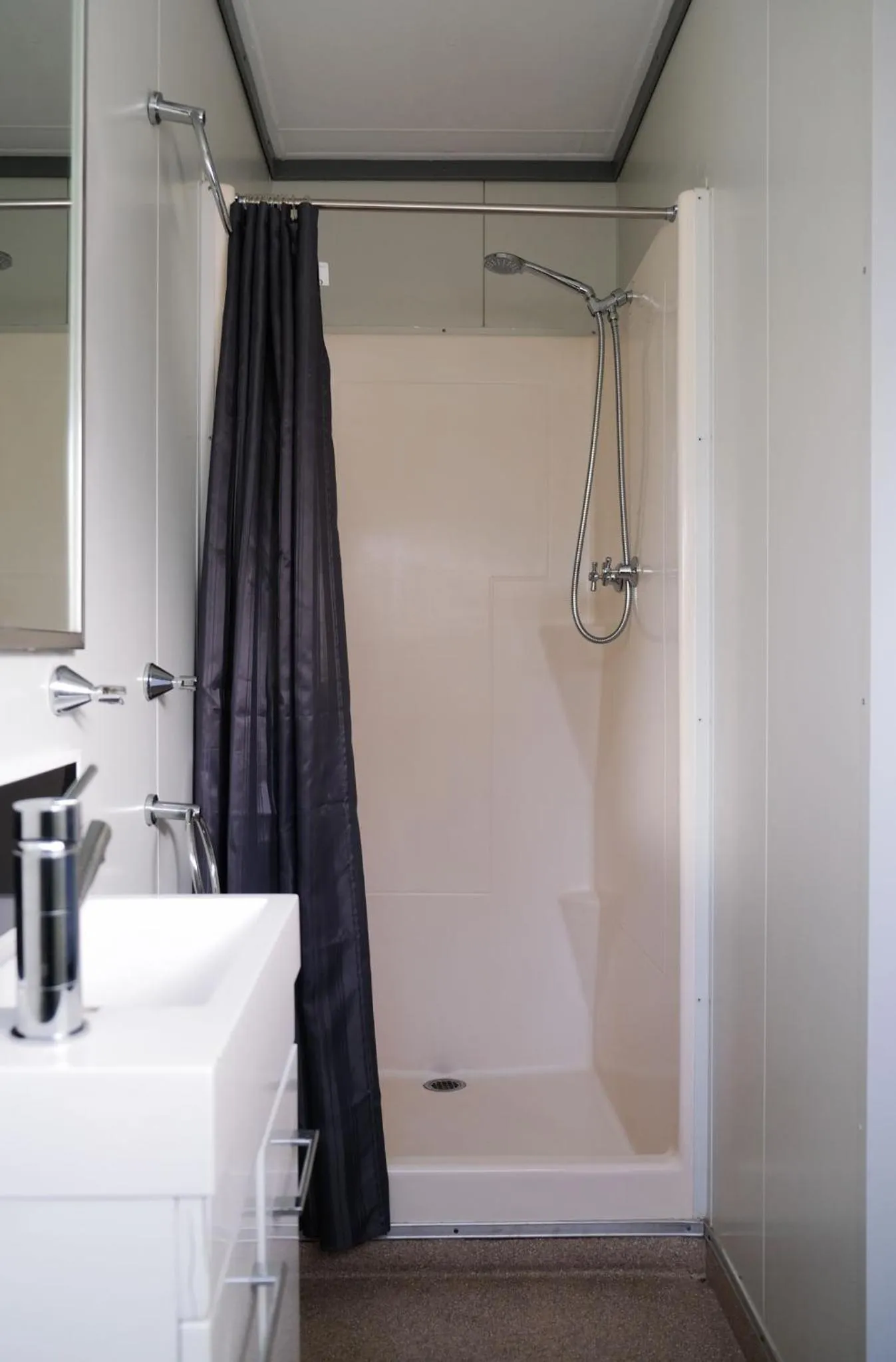 Shower in Manjimup Gateway Hotel
