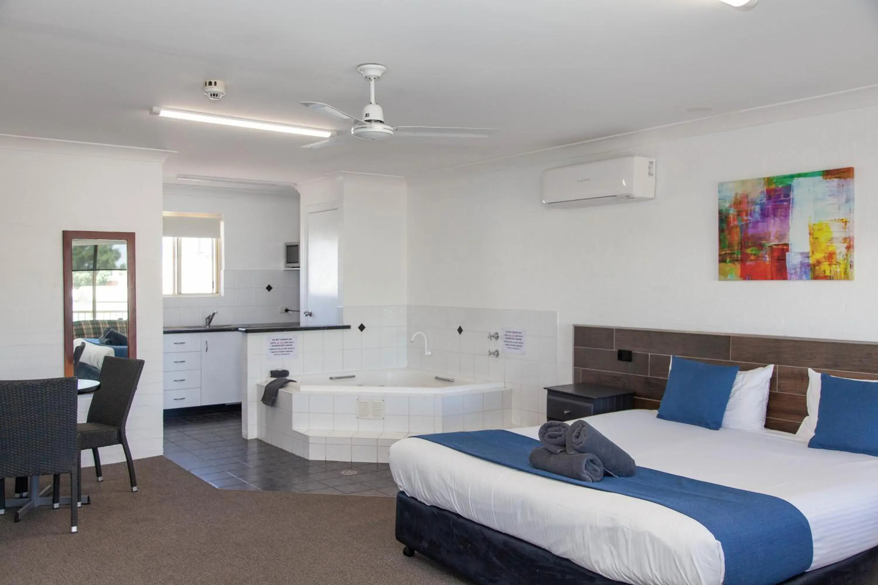 King Room with Spa Bath in Matilda Motor Inn King Room with Spa Bath in Matilda Motor Inn