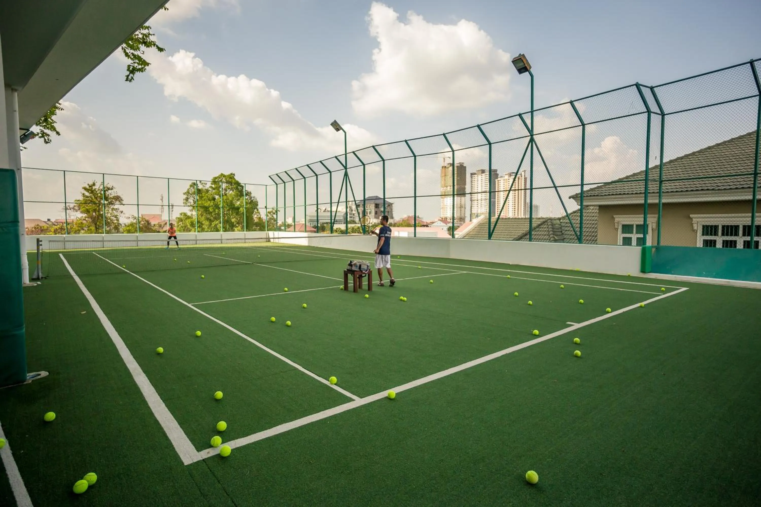 Tennis court in Bellevue Serviced Apartments