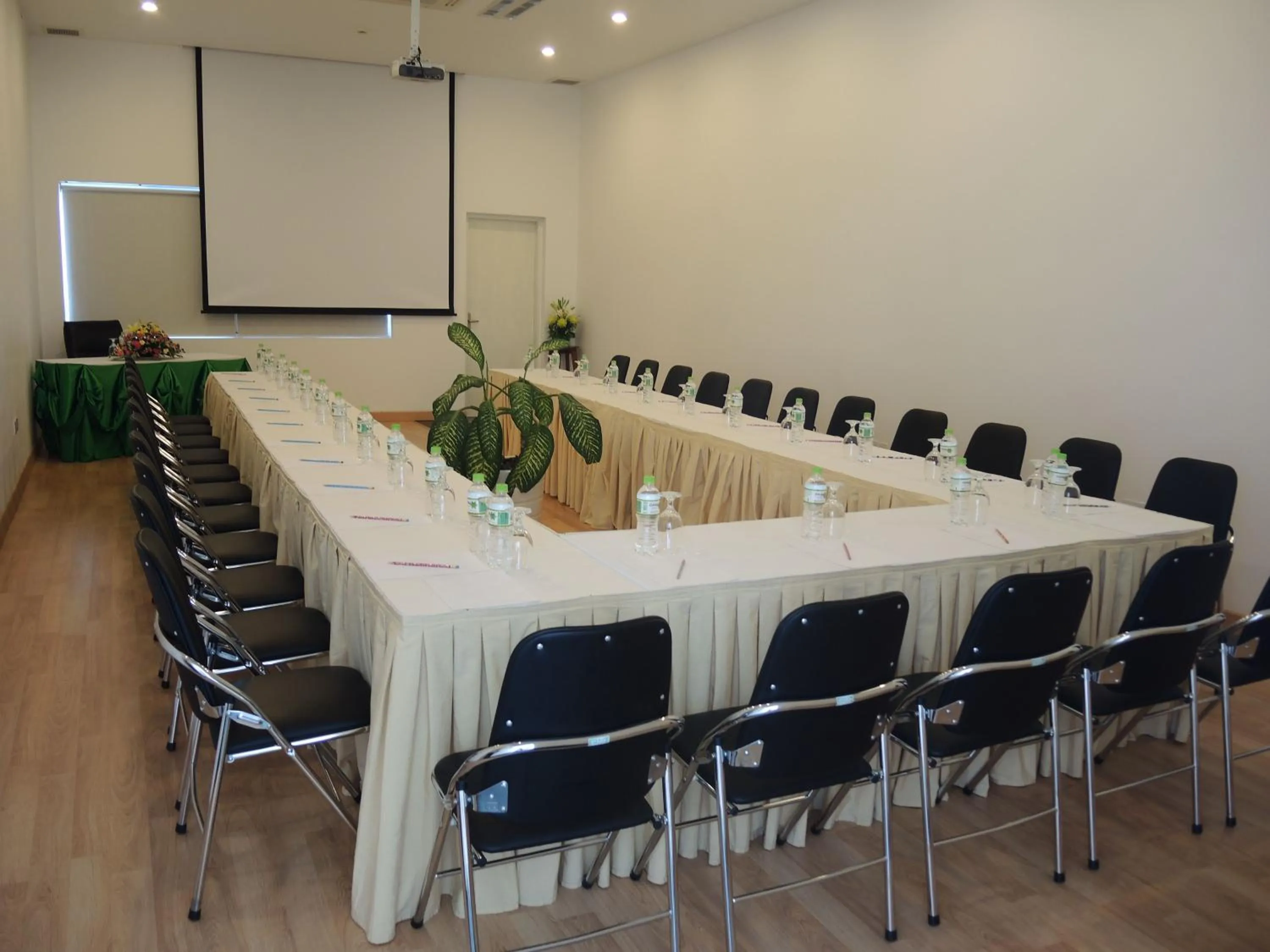 Meeting/conference room in Bellevue Serviced Apartments