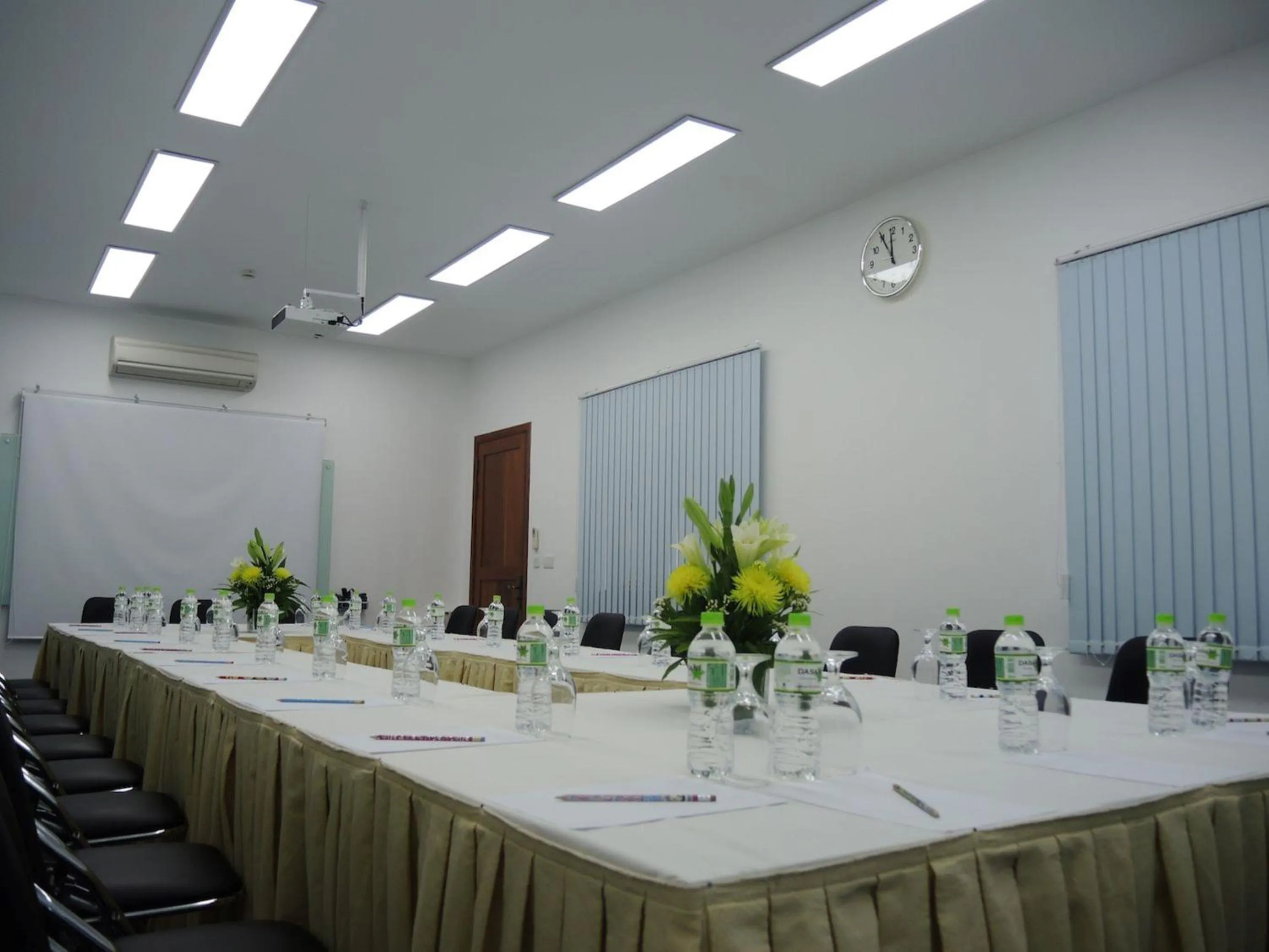 Meeting/conference room in Bellevue Serviced Apartments