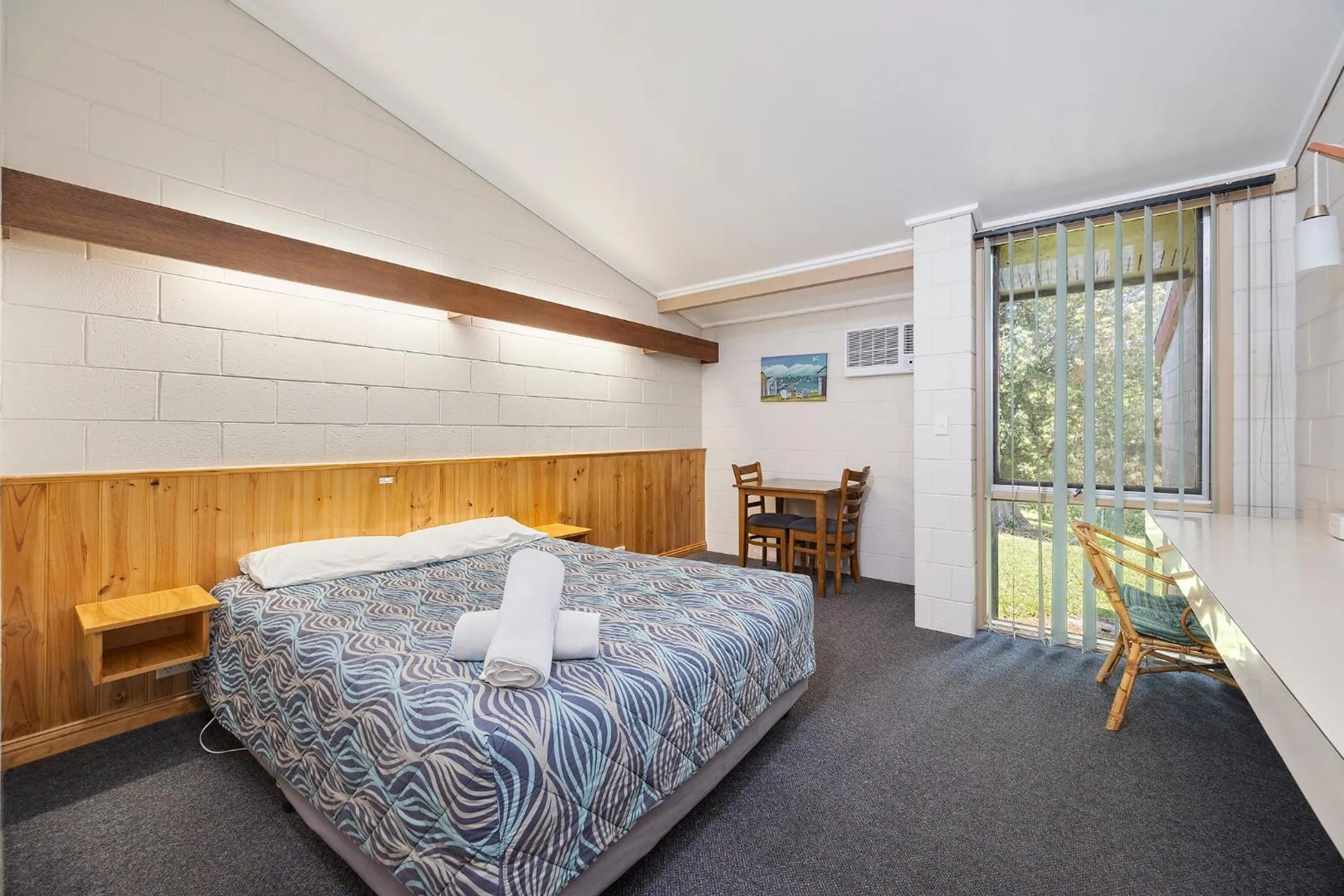 Bedroom, Bed in Coal Creek Motel