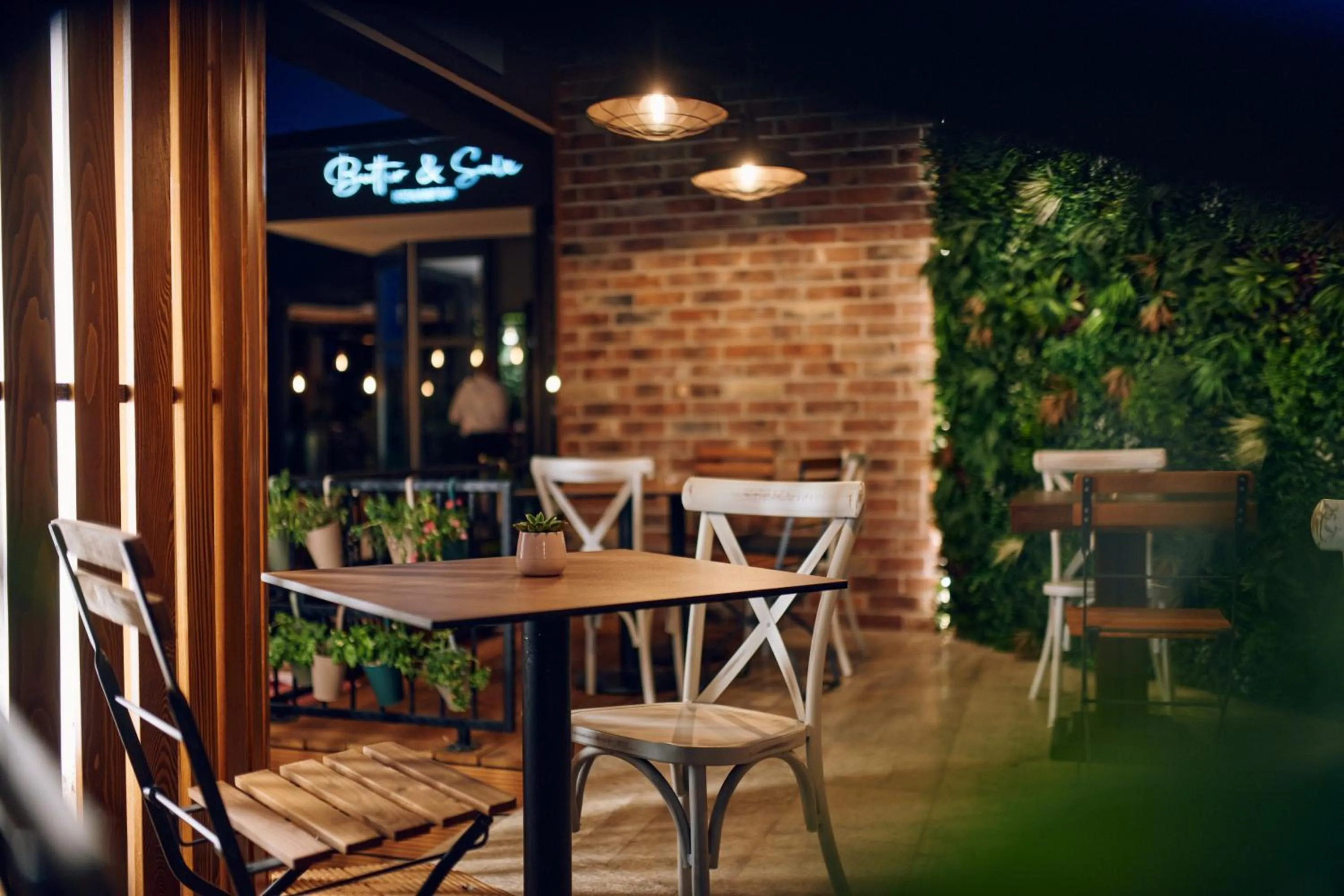 Restaurant/places to eat in Hotel Paris