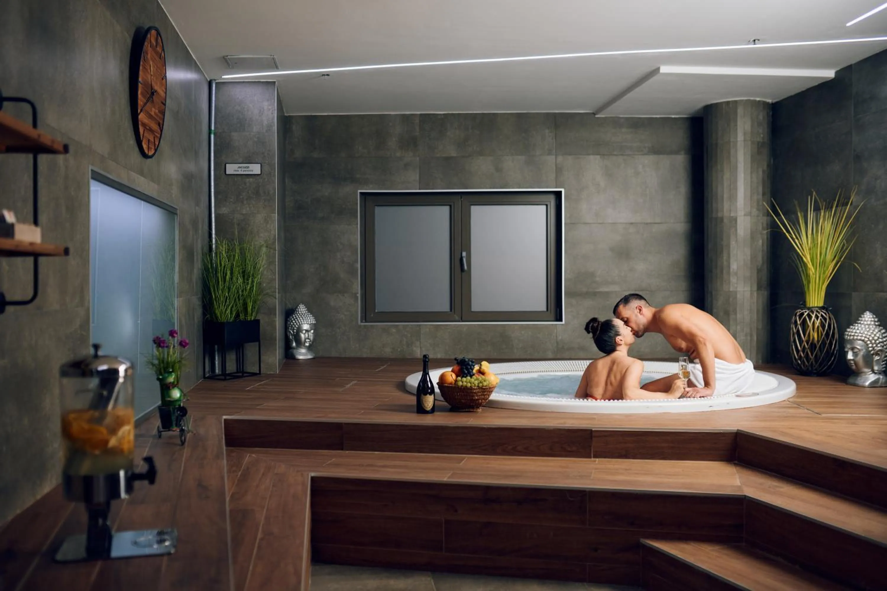 Hot Tub in Hotel Paris