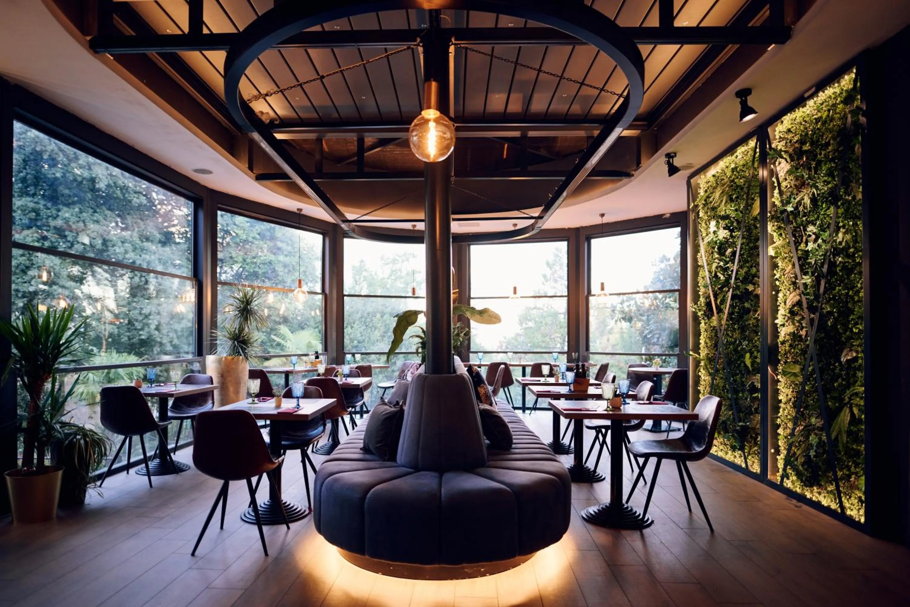 Restaurant/places to eat in Hotel Paris