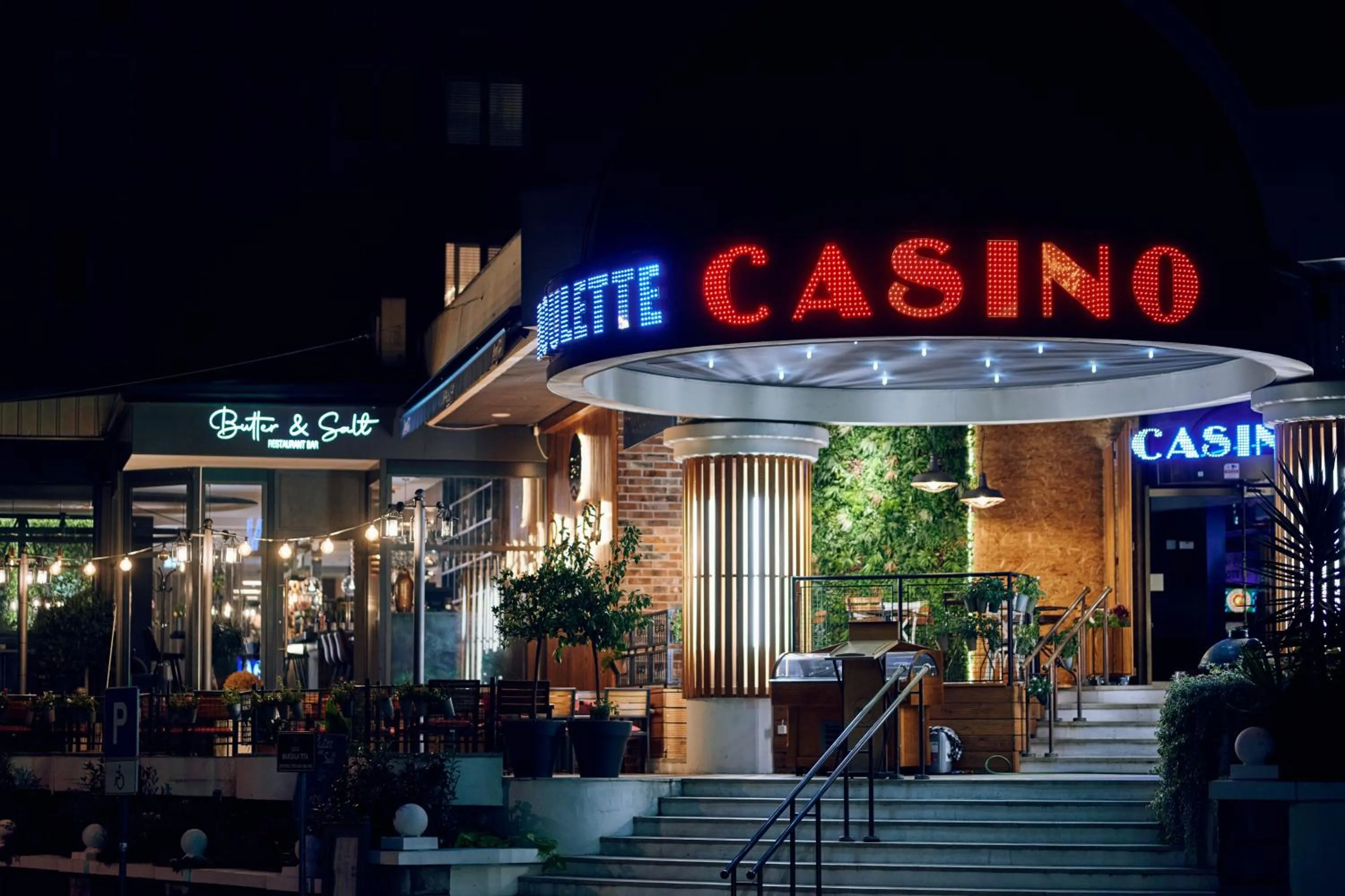 Restaurant/places to eat in Hotel Paris