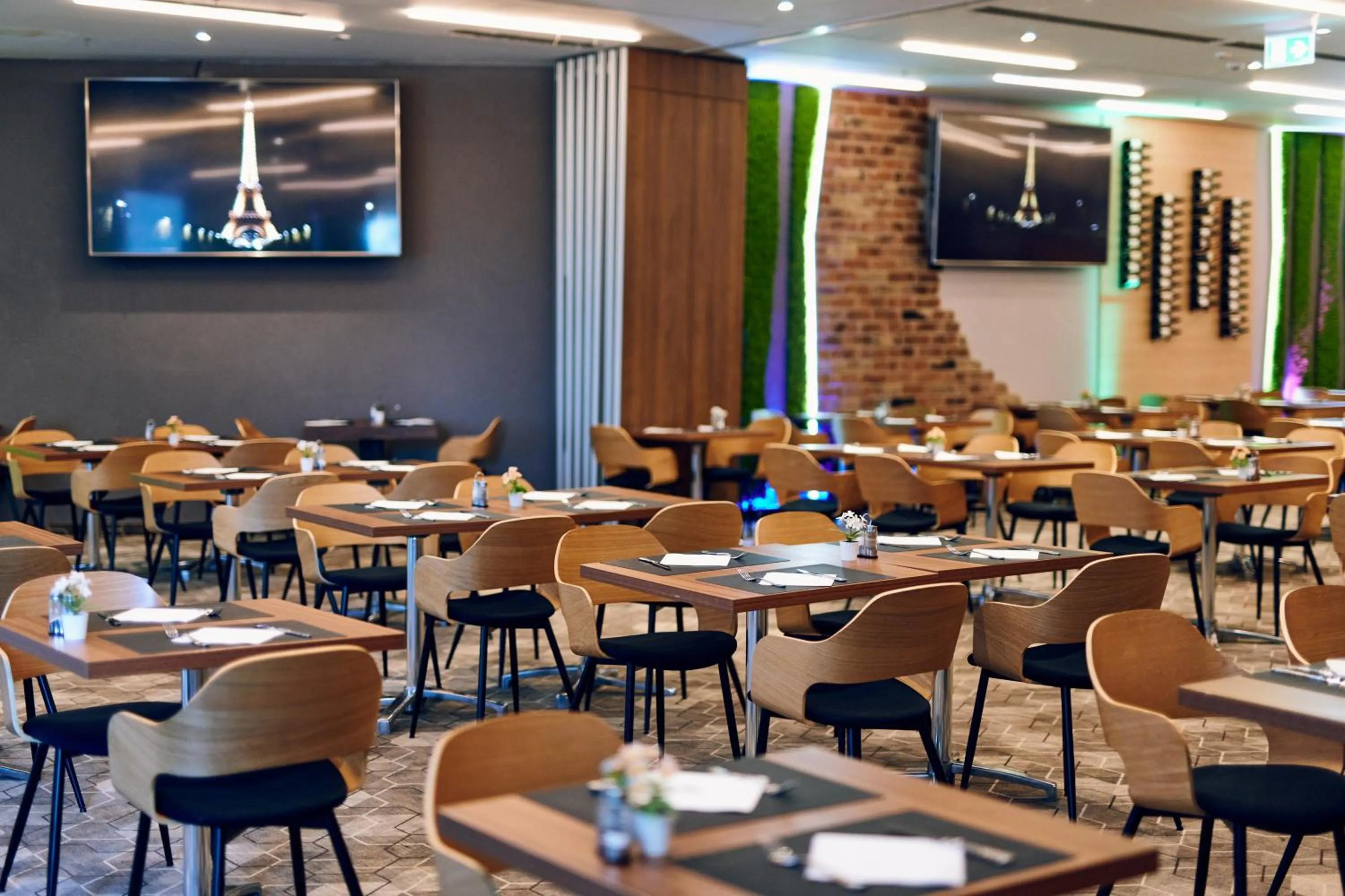 Restaurant/places to eat in Hotel Paris