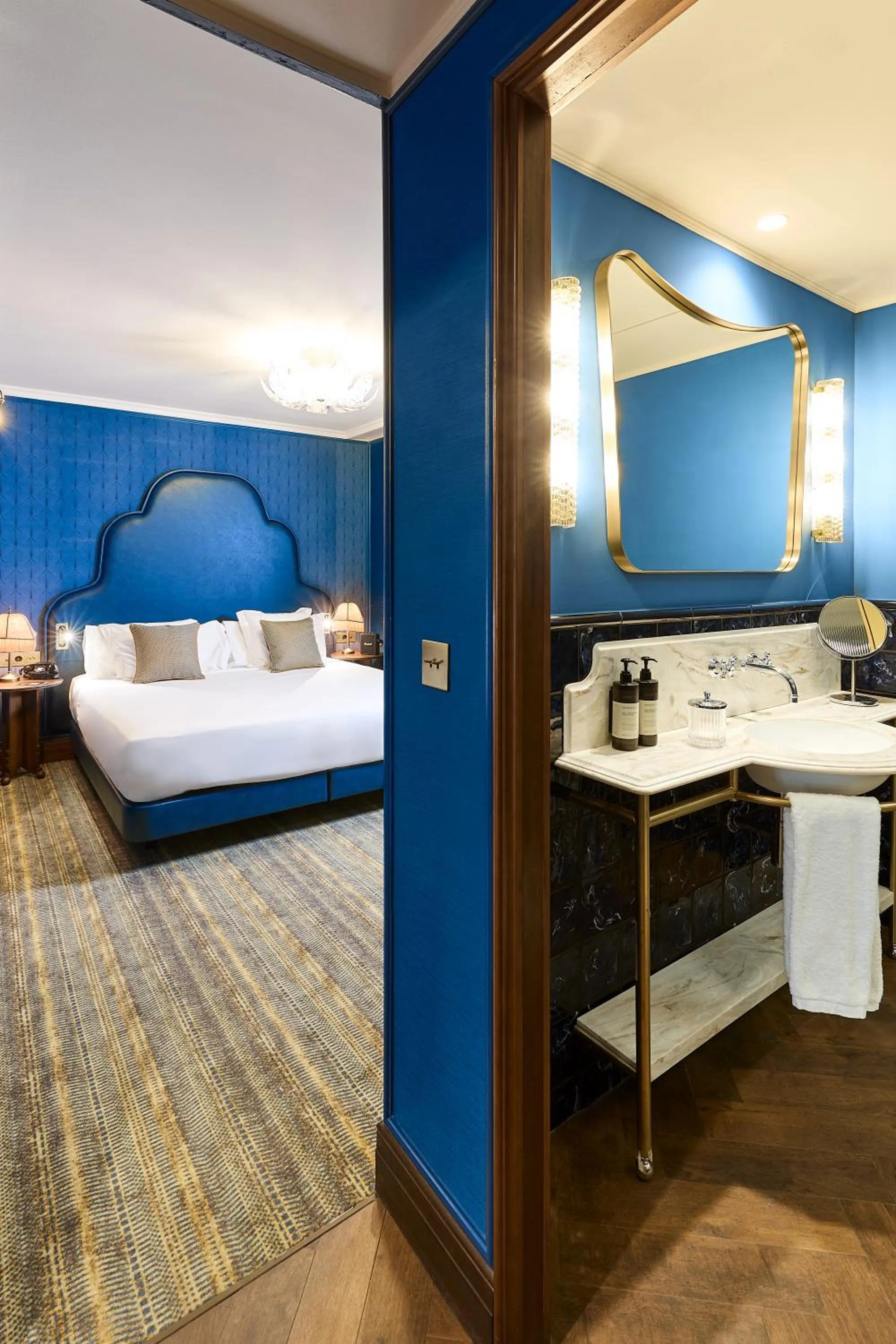 Bathroom, Bed in Hotel España Ramblas