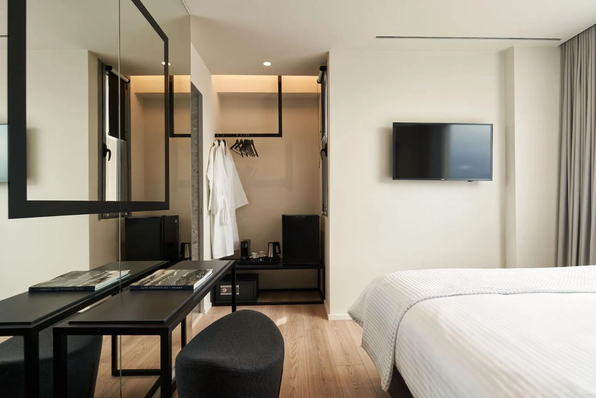 TV and multimedia, Bed in Urban Frame Plaka