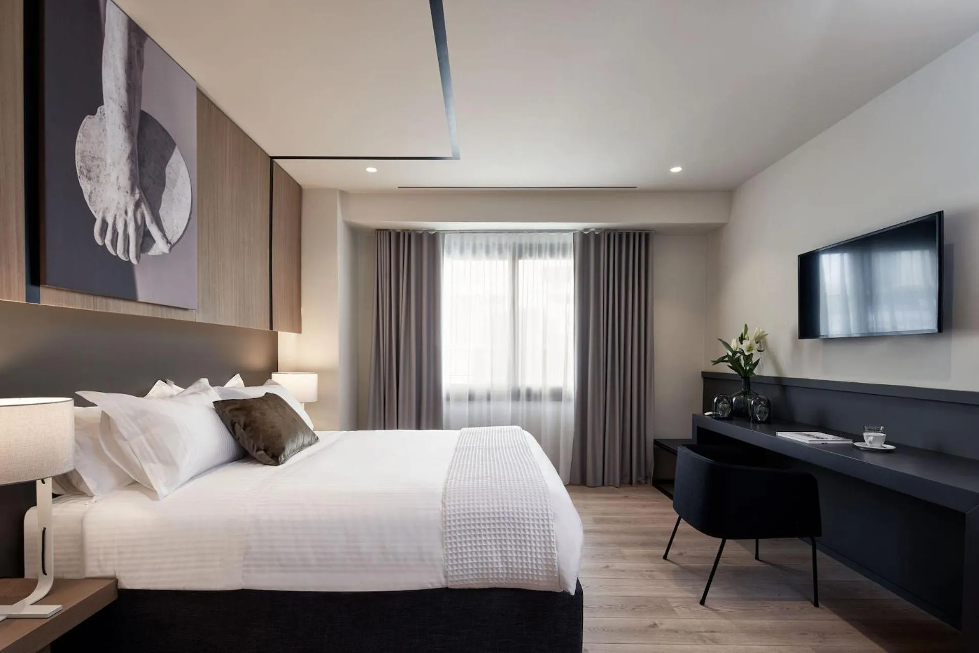 Bed in Urban Frame Plaka