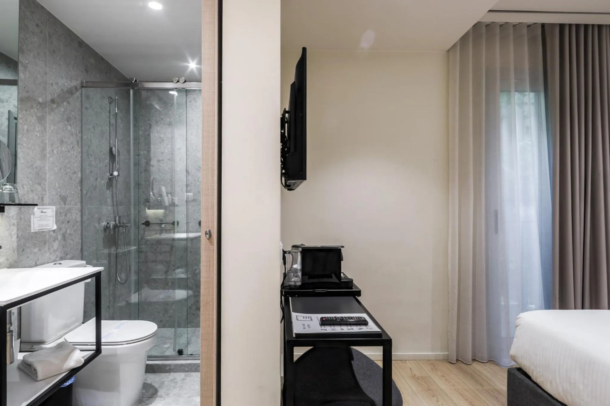 Shower, Bed in Urban Frame Plaka