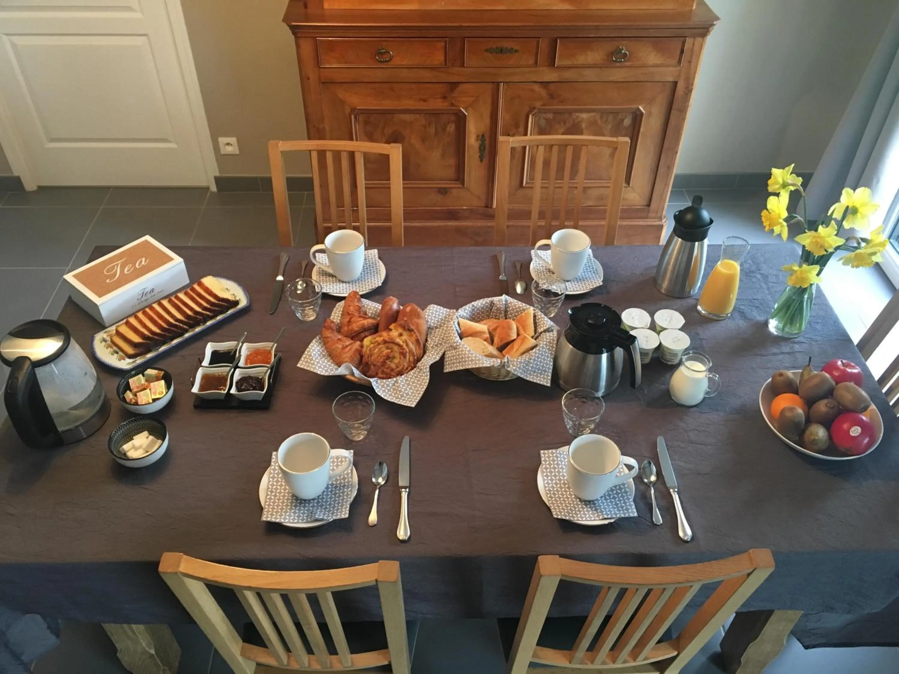 Continental breakfast in Chambre familiale proche Mont St Michel
