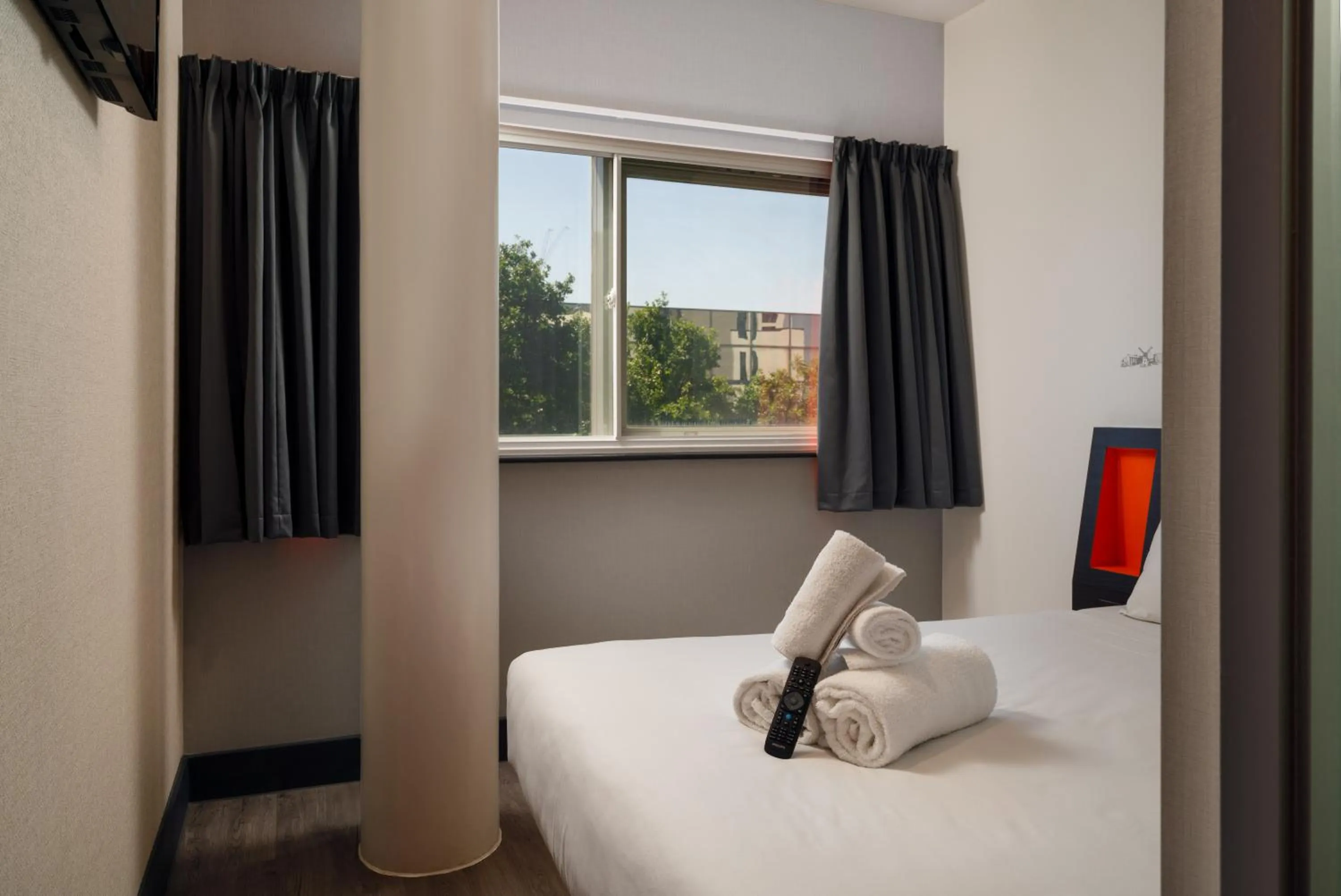 Bedroom, Bed in easyHotel Milton Keynes