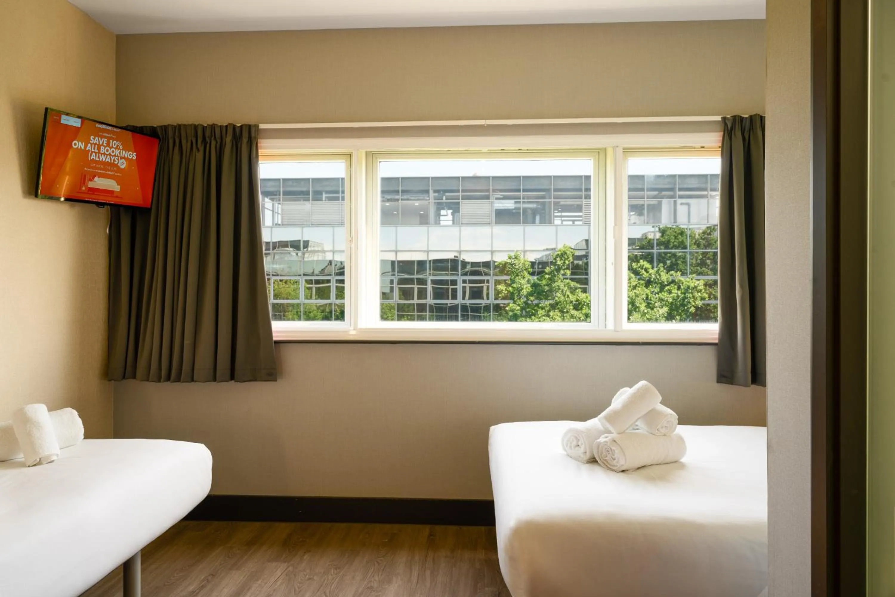 Family, Bed in easyHotel Milton Keynes