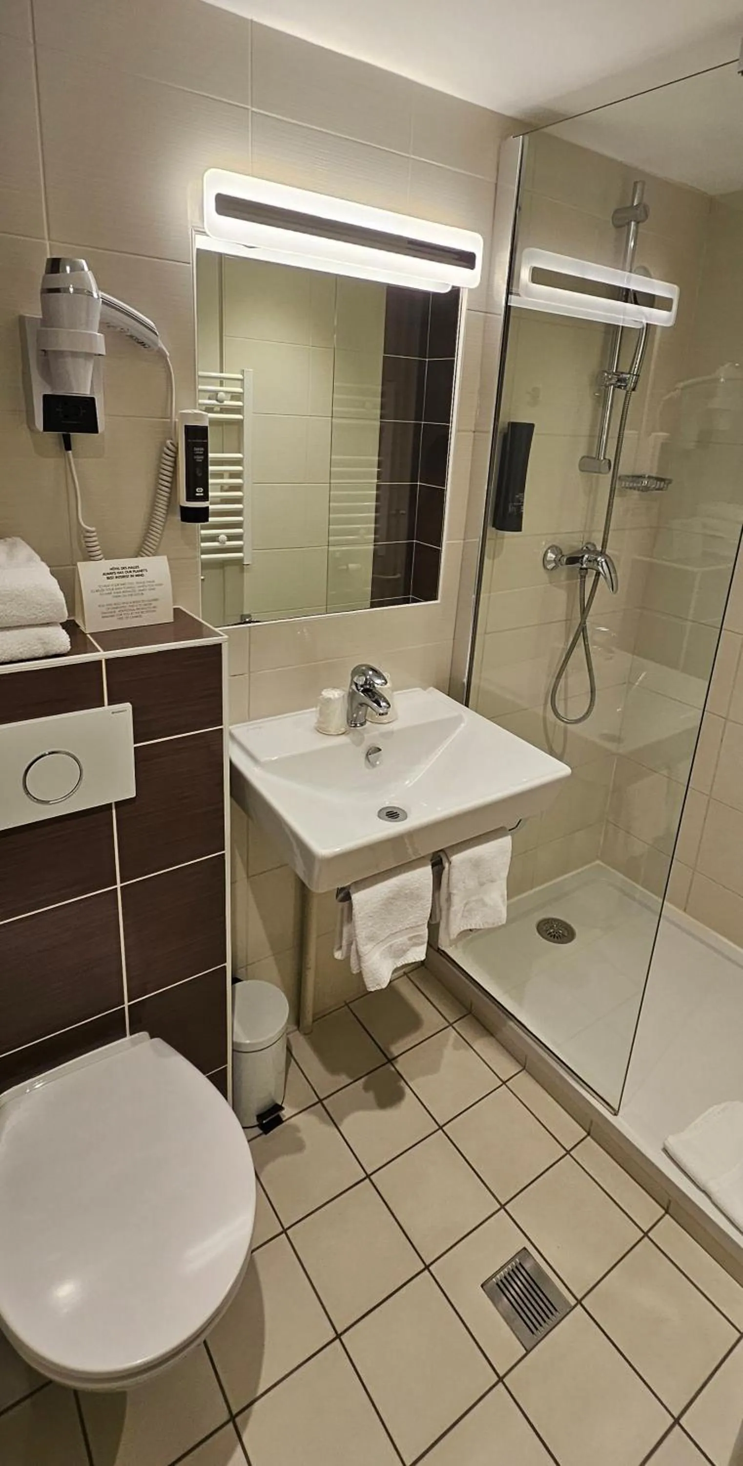 Bathroom in Hôtel des Halles