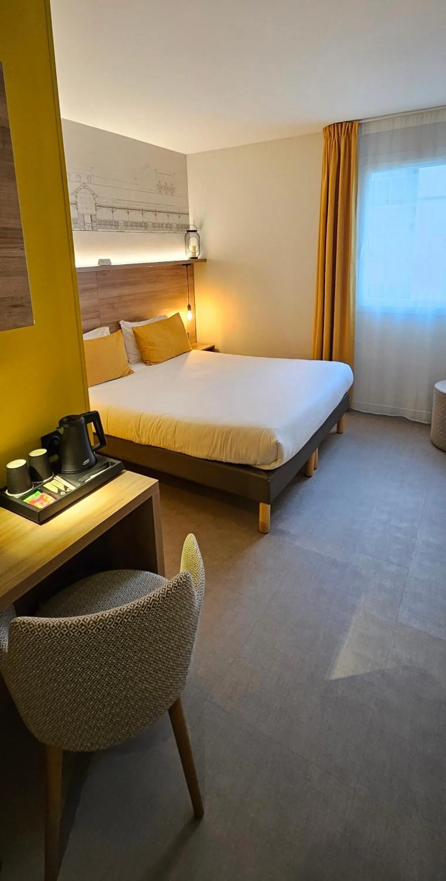 Photo of the whole room, Bed in Hôtel des Halles