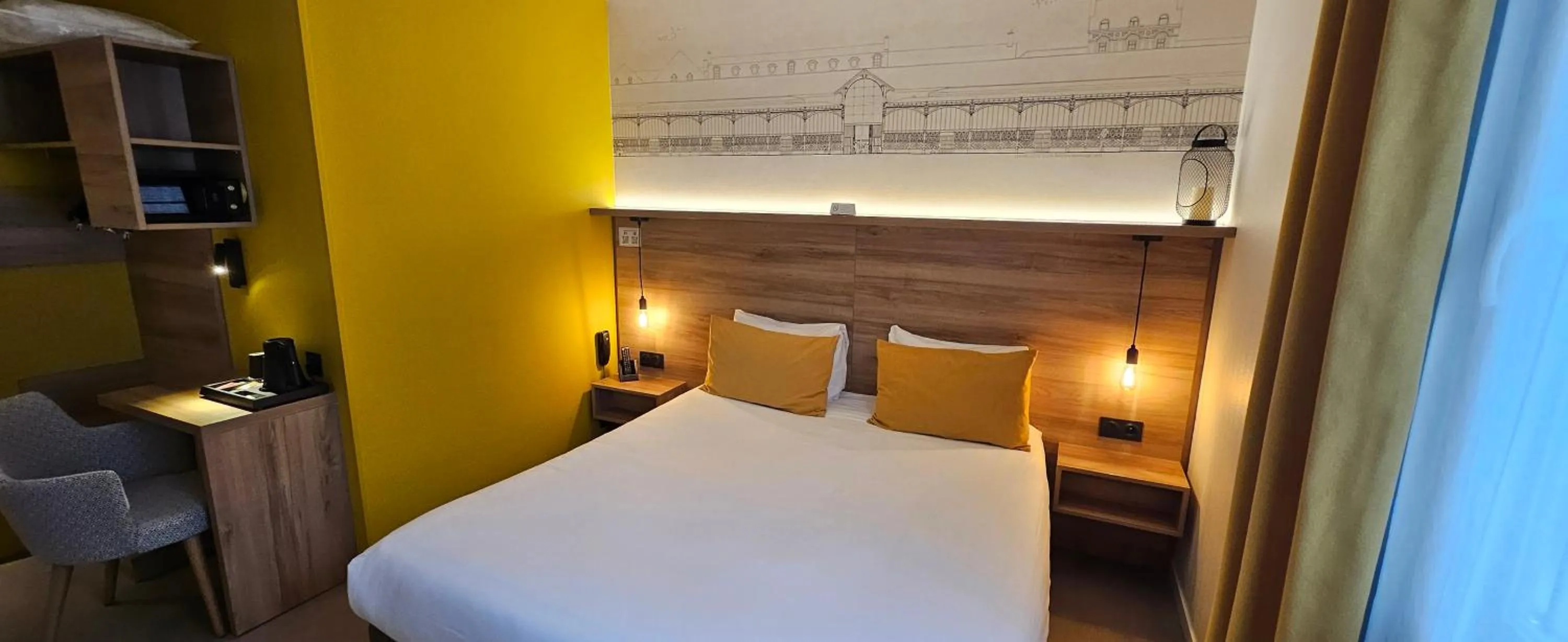Photo of the whole room, Bed in Hôtel des Halles