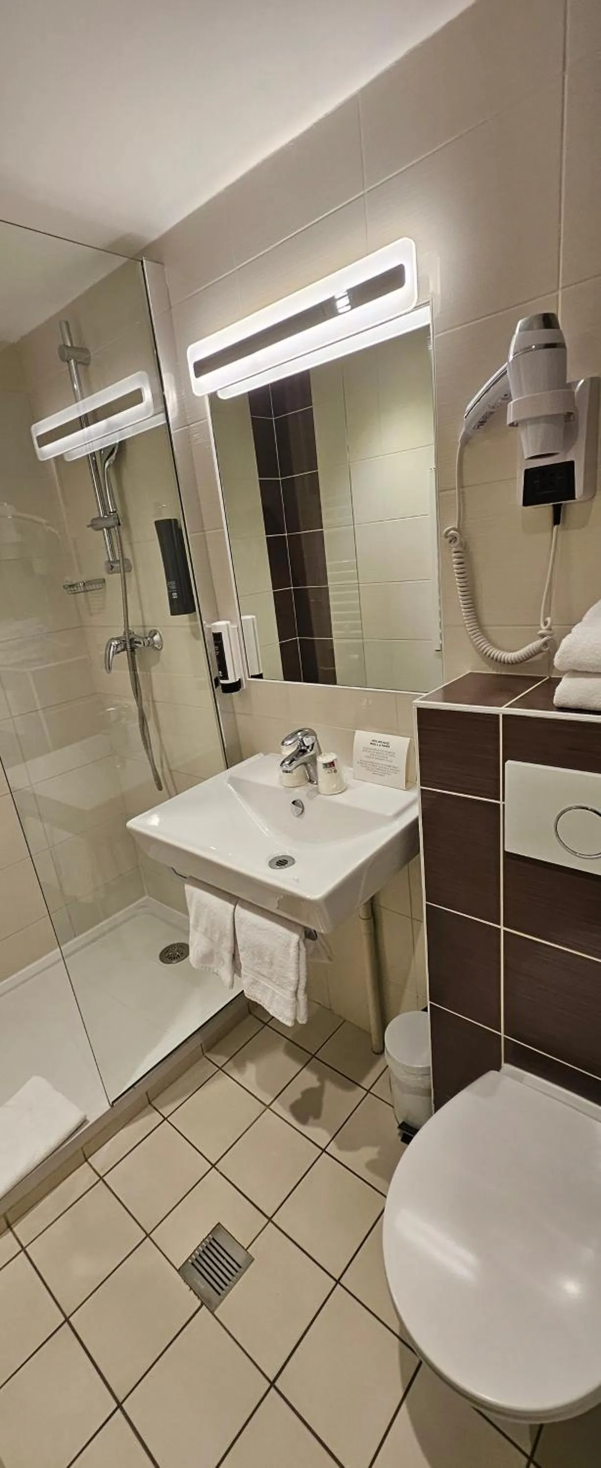 Bathroom in Hôtel des Halles