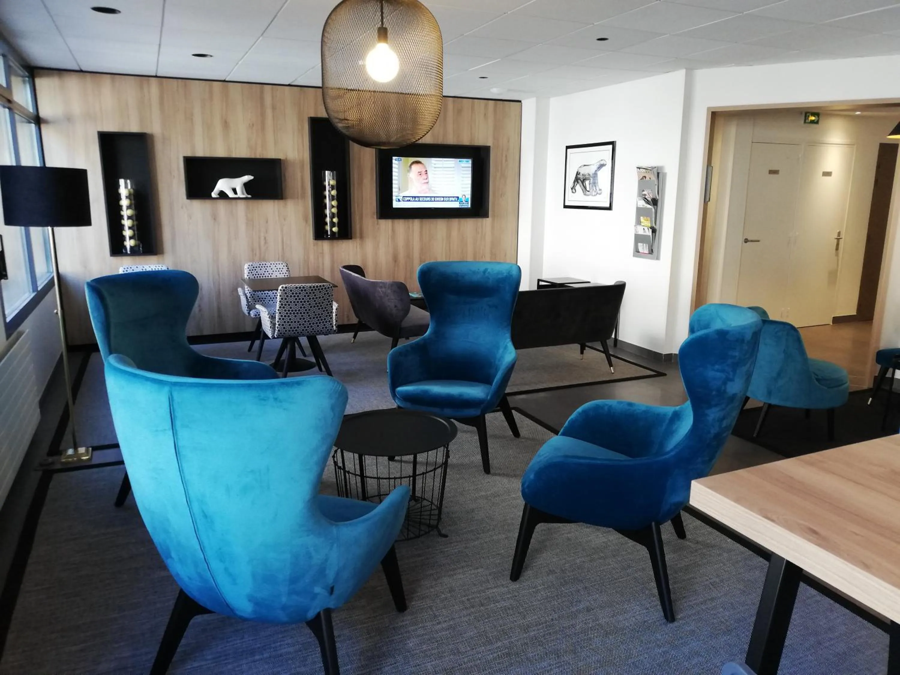 Communal lounge/ TV room in Hôtel des Halles