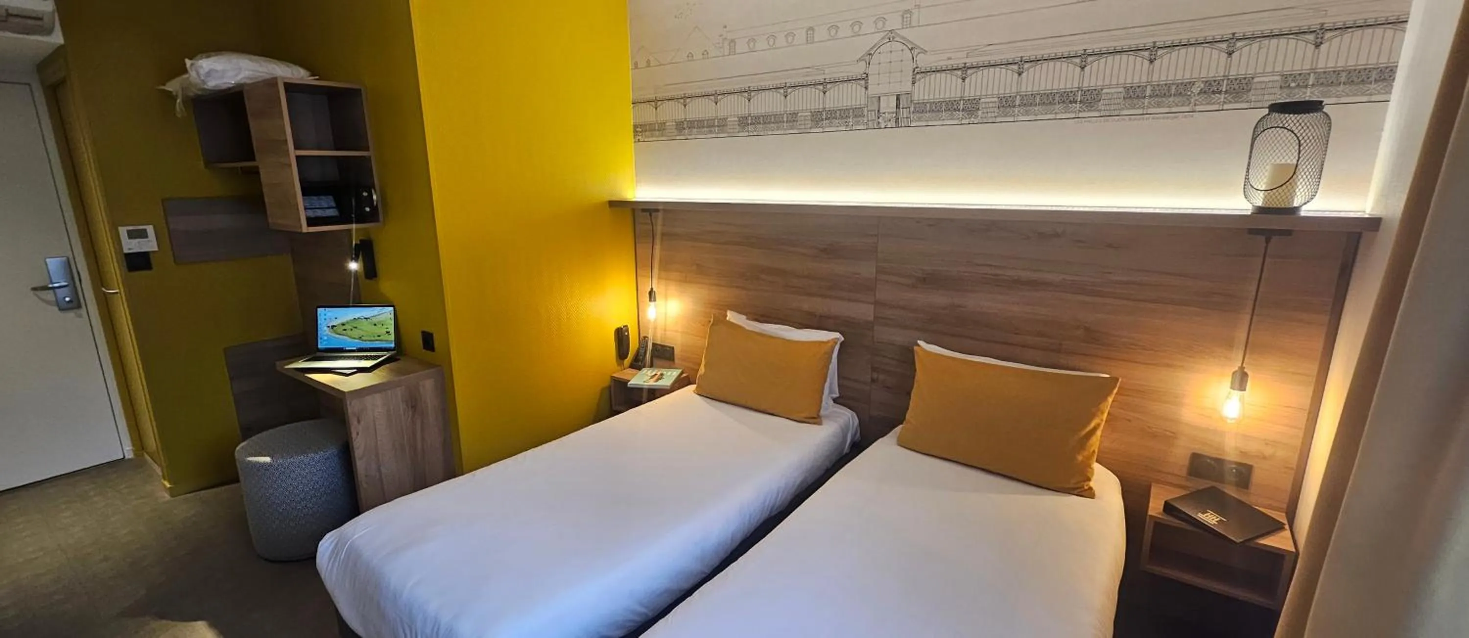 Photo of the whole room, Bed in Hôtel des Halles