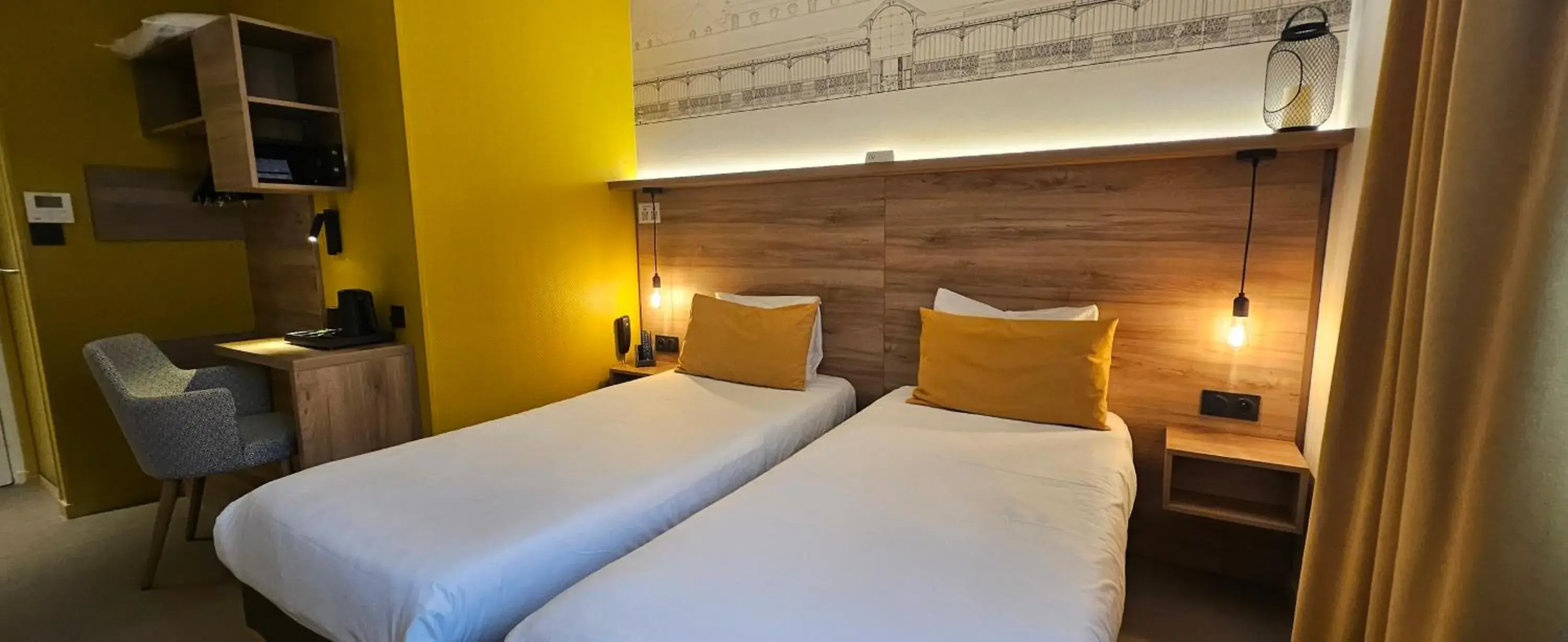 Twin Room in Hôtel des Halles Twin Room in Hôtel des Halles