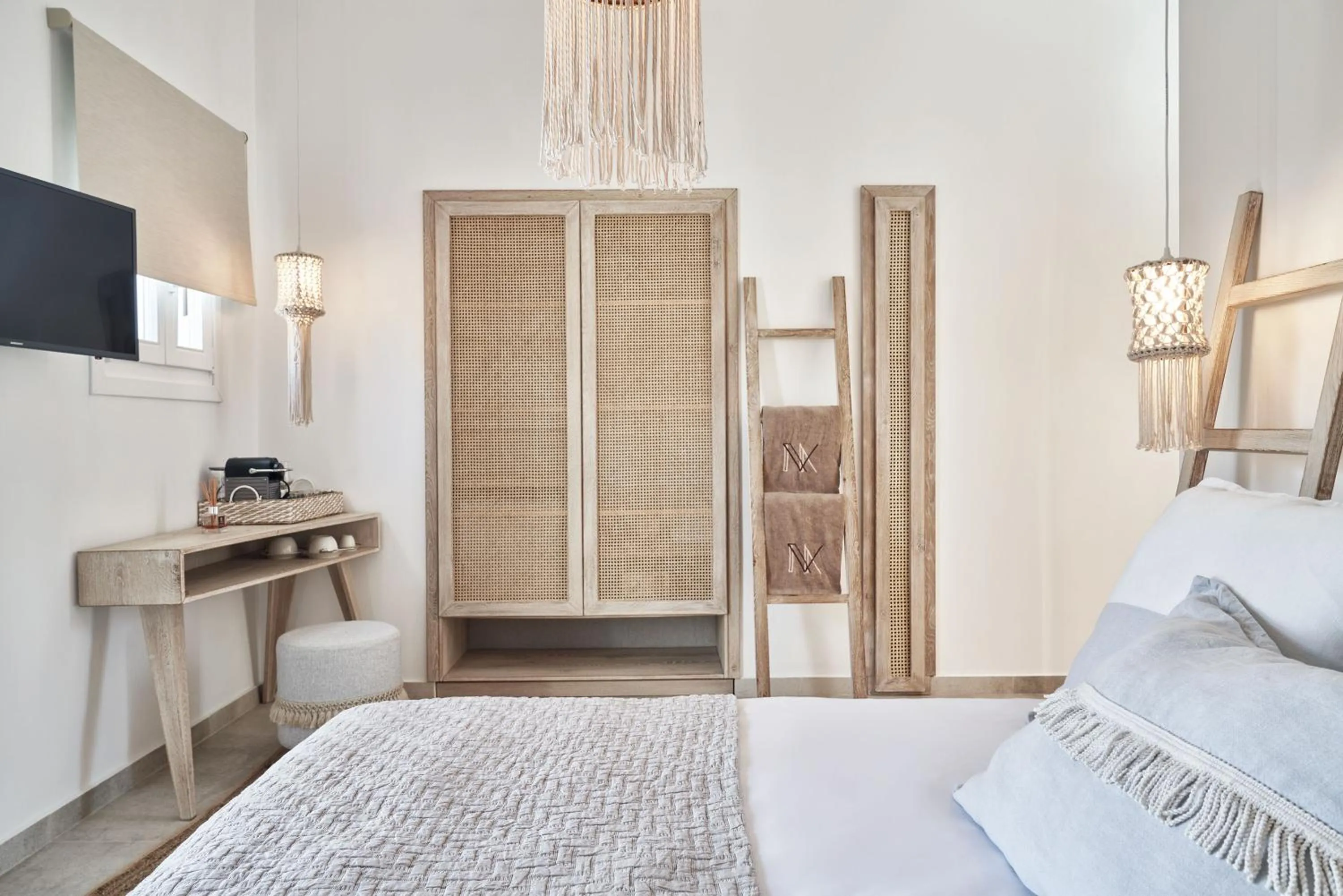 Communal lounge/ TV room, Bed in Volcano Luxury Suites Milos - Adults Only