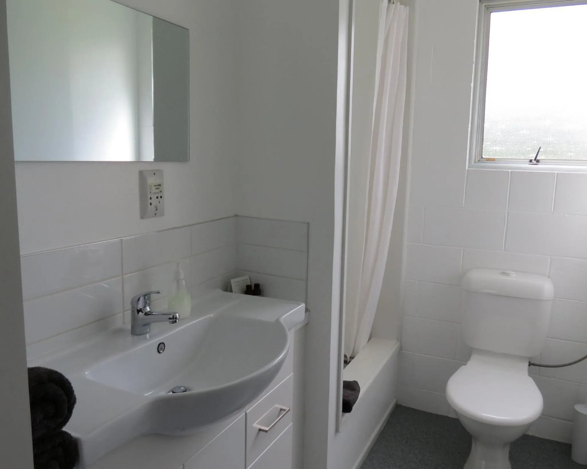 Shower in Culverden Court Motel